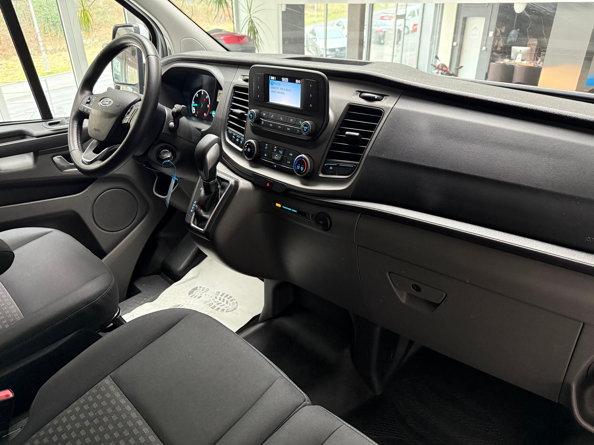 FORD Transit Custom Van 300 L2H1 Trend A-image-8