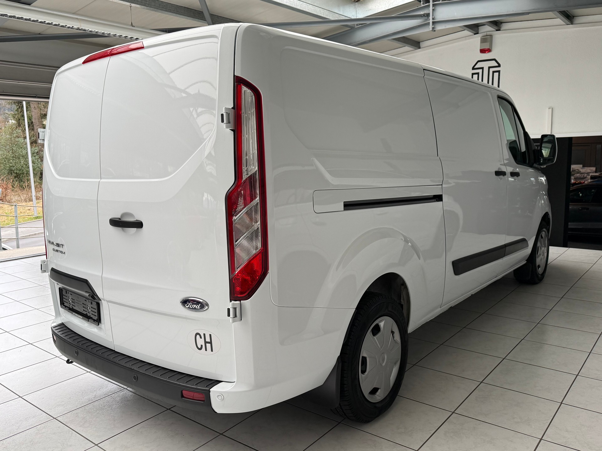 FORD Transit Custom Van 300 L2H1 Trend A-image-4