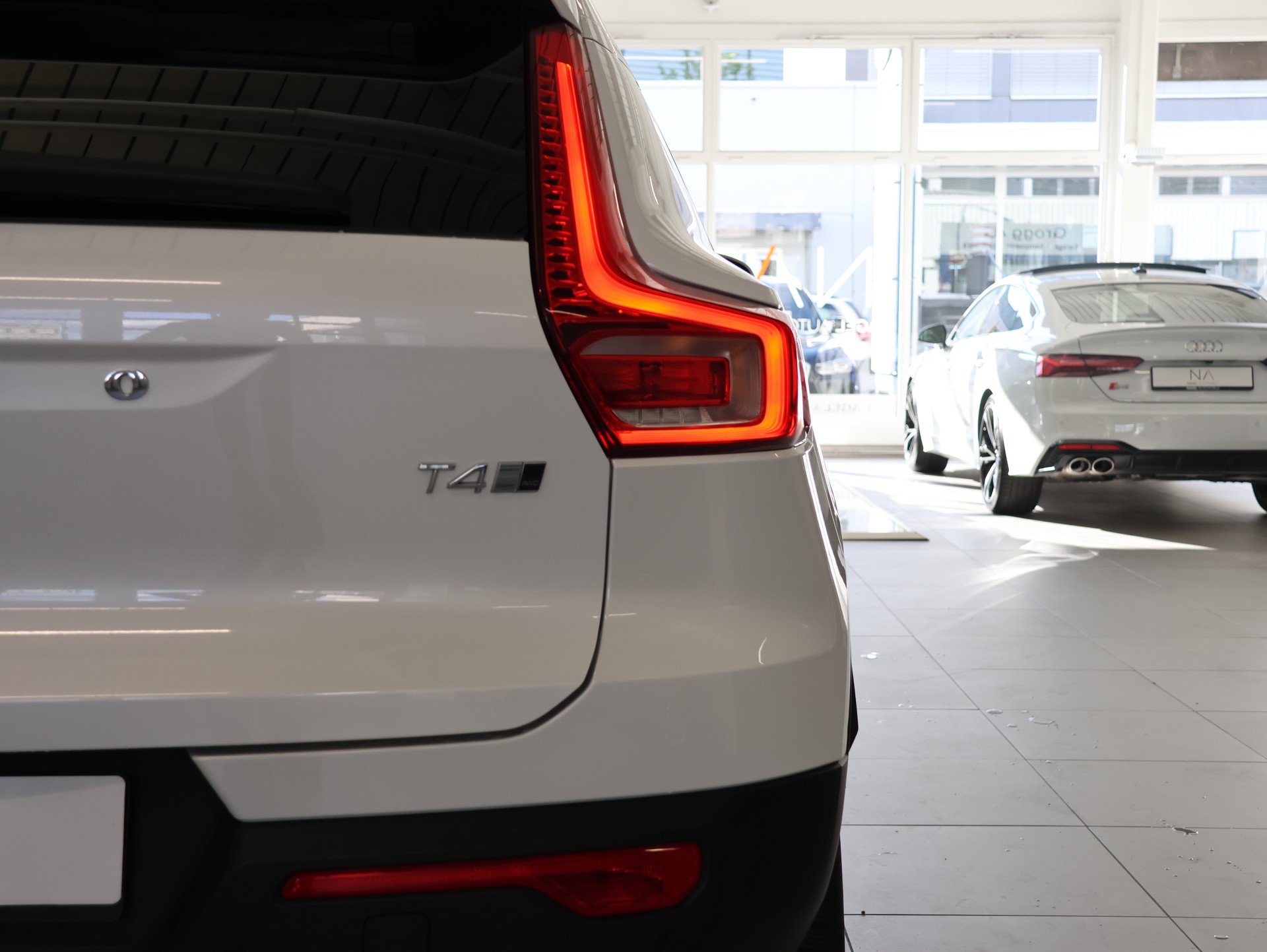 VOLVO XC40 T4 AWD Inscription Geartronic *Panorama*Harman/Kardon*360°*-image-12