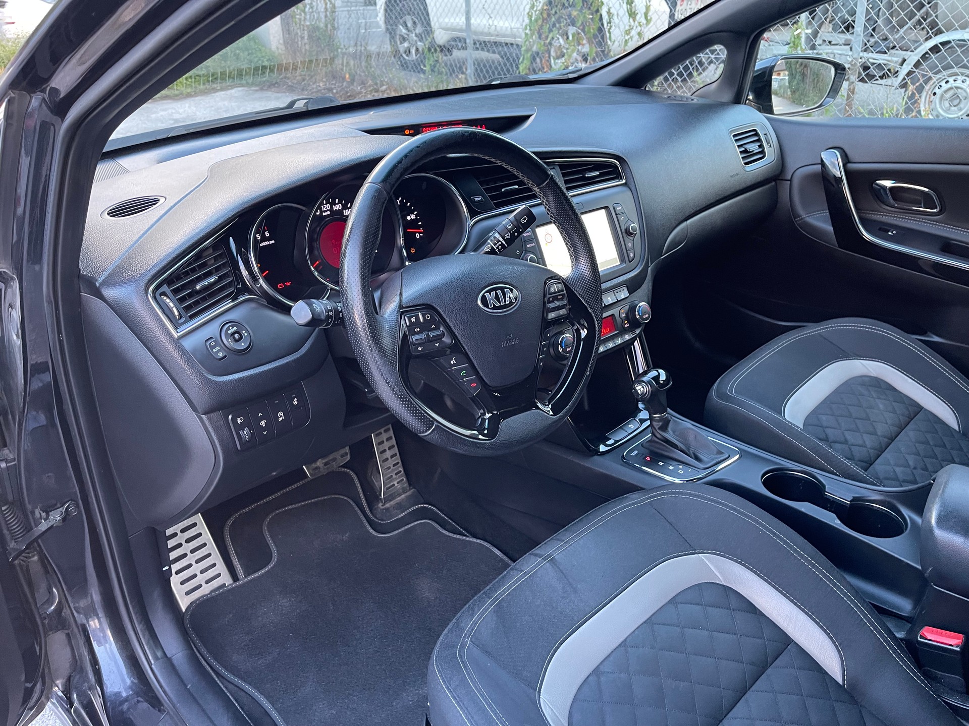 KIA Cee'd 1.6 CRDi Swiss Champion DCT-image-17