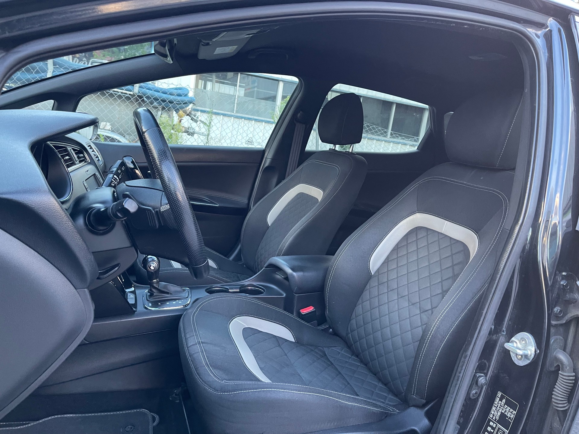 KIA Cee'd 1.6 CRDi Swiss Champion DCT-image-6