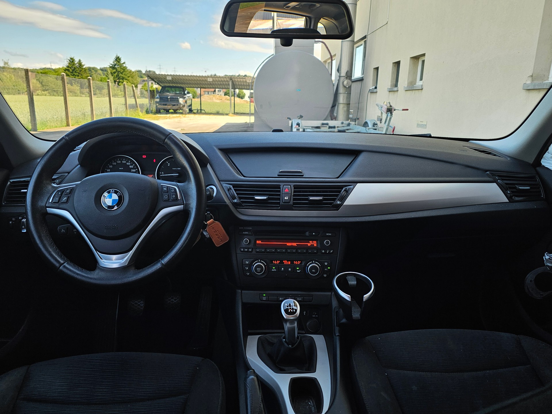 BMW X1 xDrive 18d-image-8