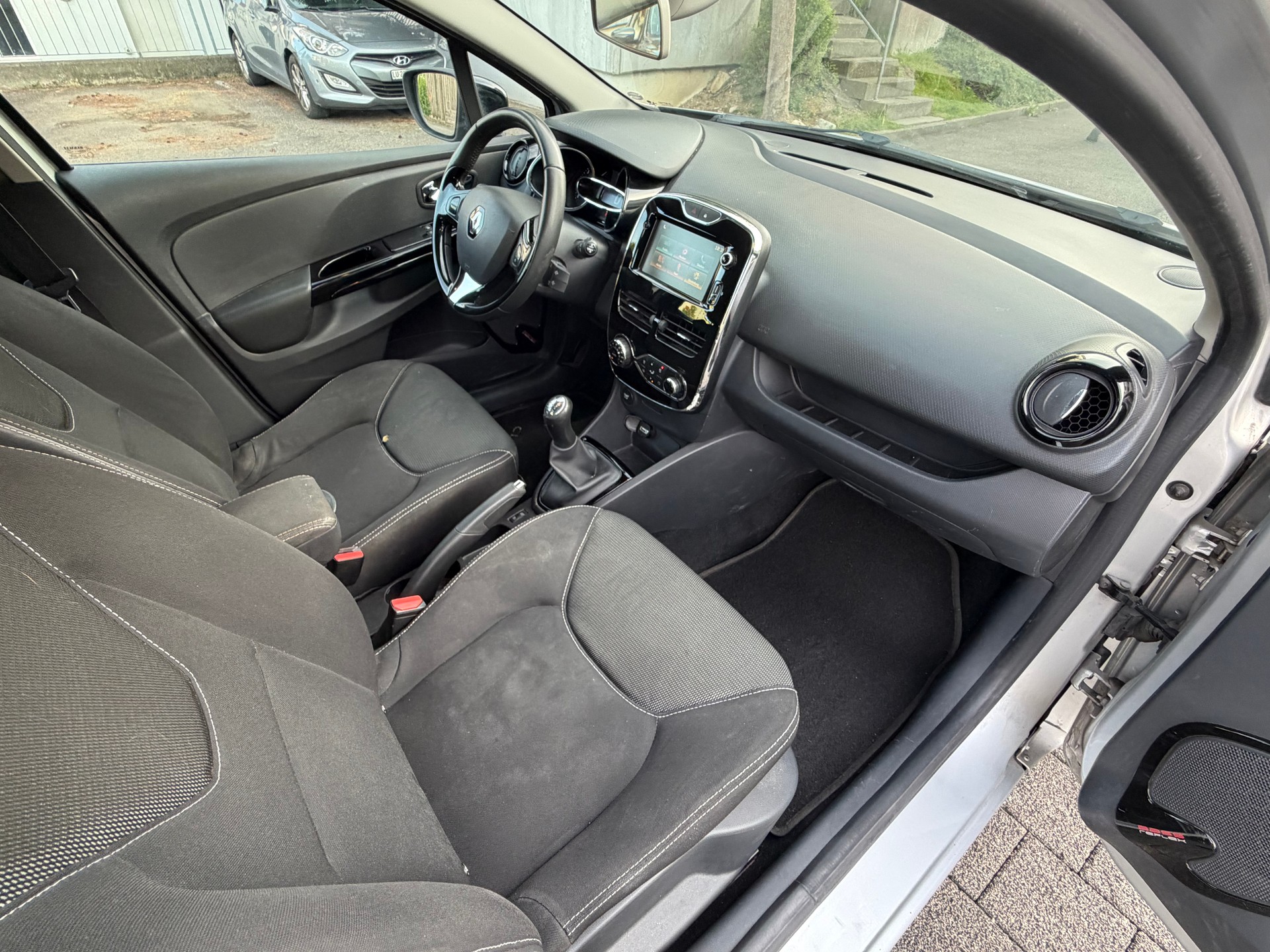 RENAULT Clio 1.5 dCi Swiss Edition-image-9