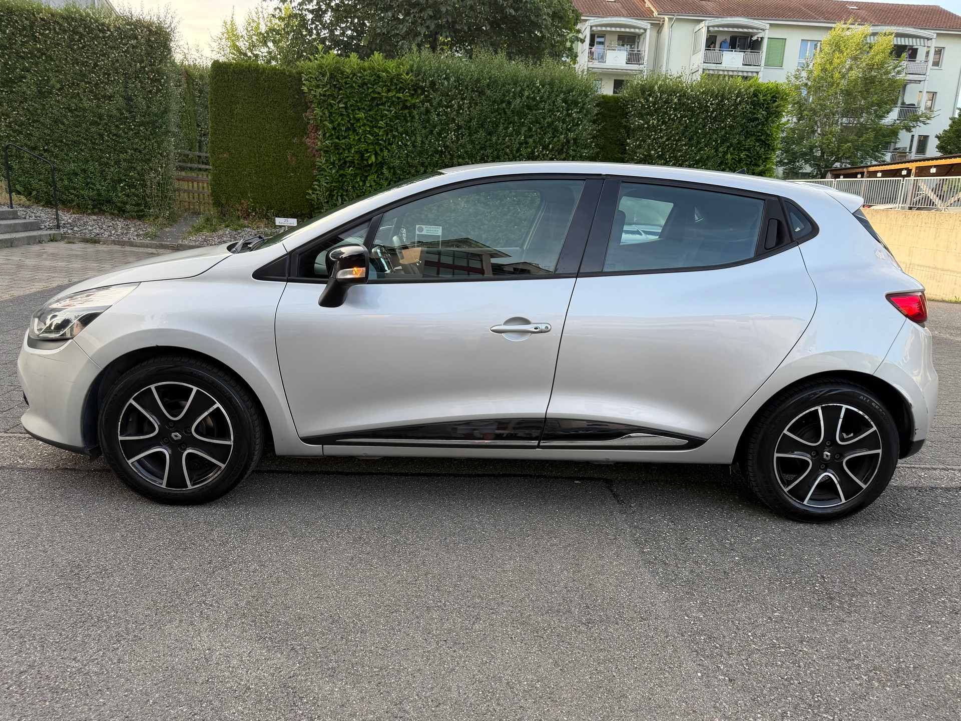 RENAULT Clio 1.5 dCi Swiss Edition-image-3