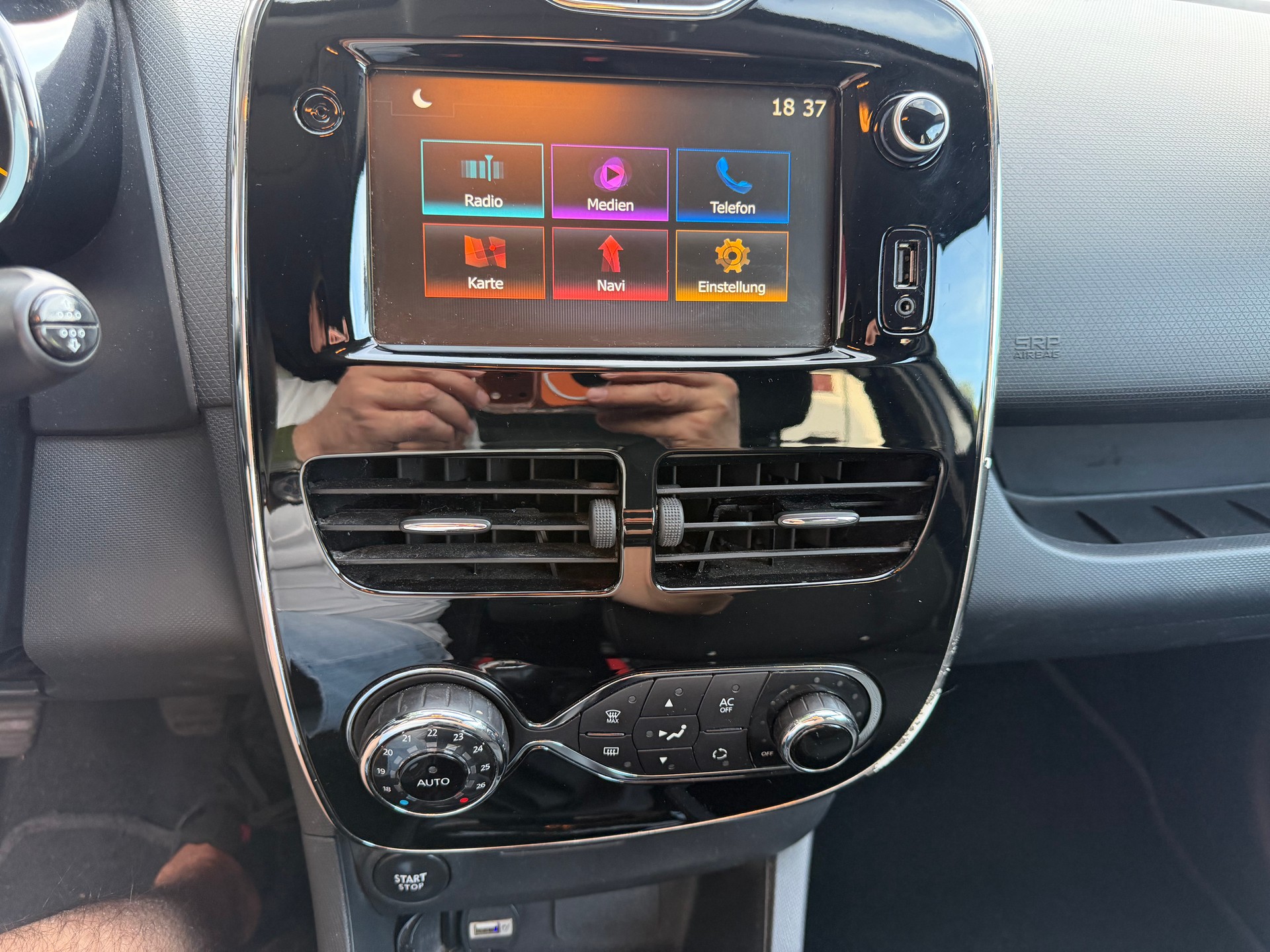 RENAULT Clio 1.5 dCi Swiss Edition-image-11