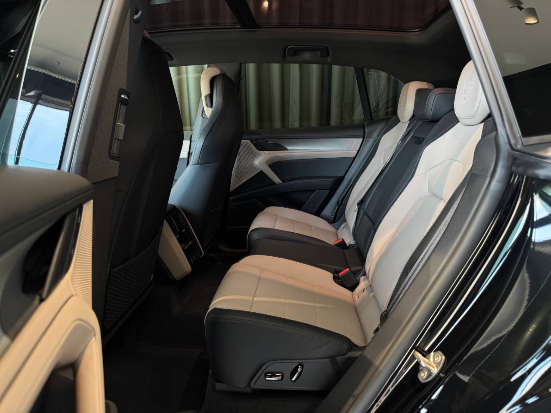 PORSCHE Cayenne Electric-image-18