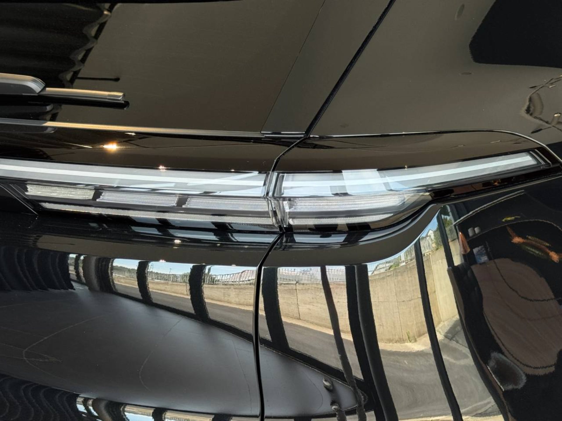 PORSCHE Cayenne Electric-image-13