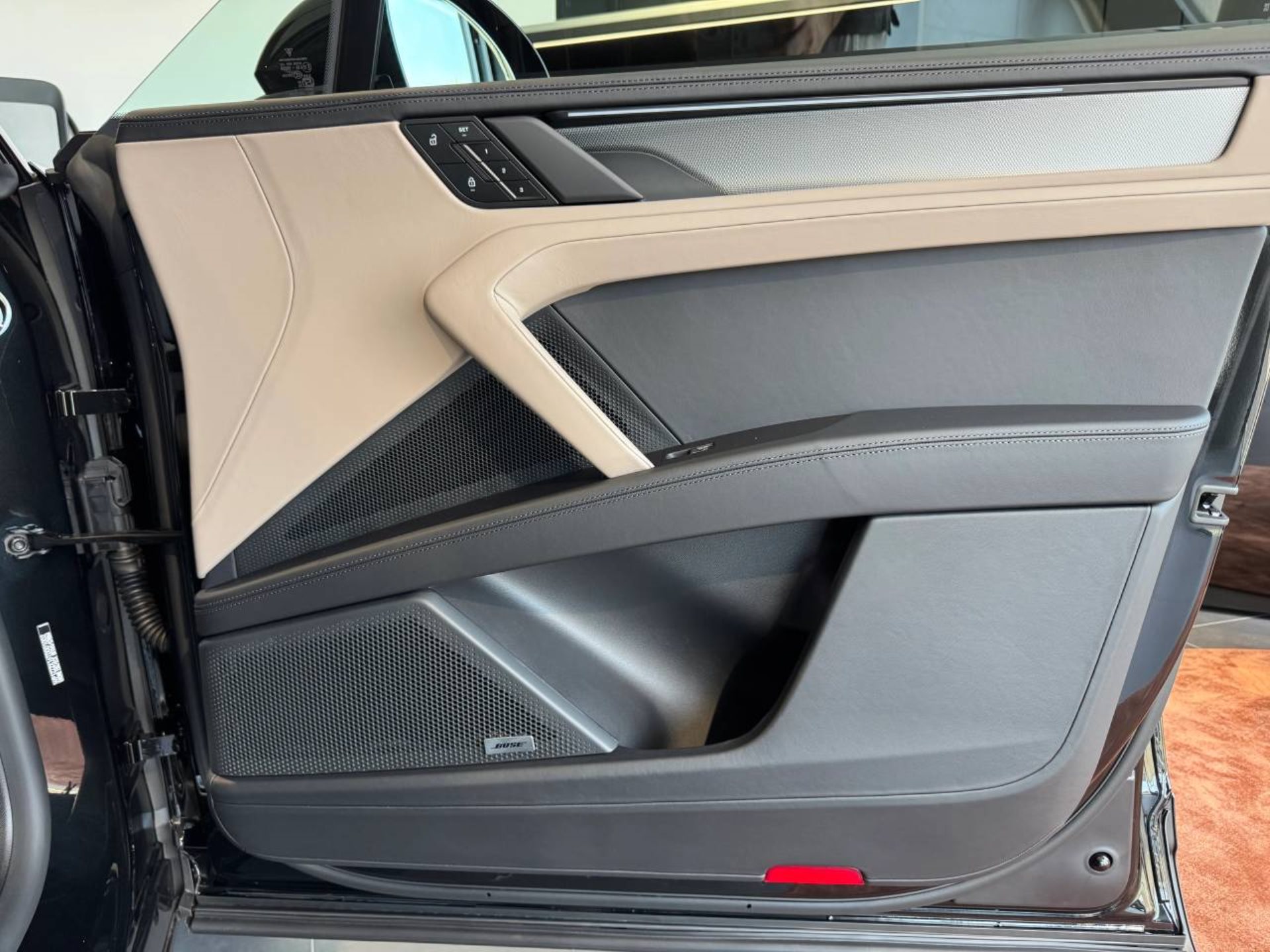 PORSCHE Cayenne Electric-image-24