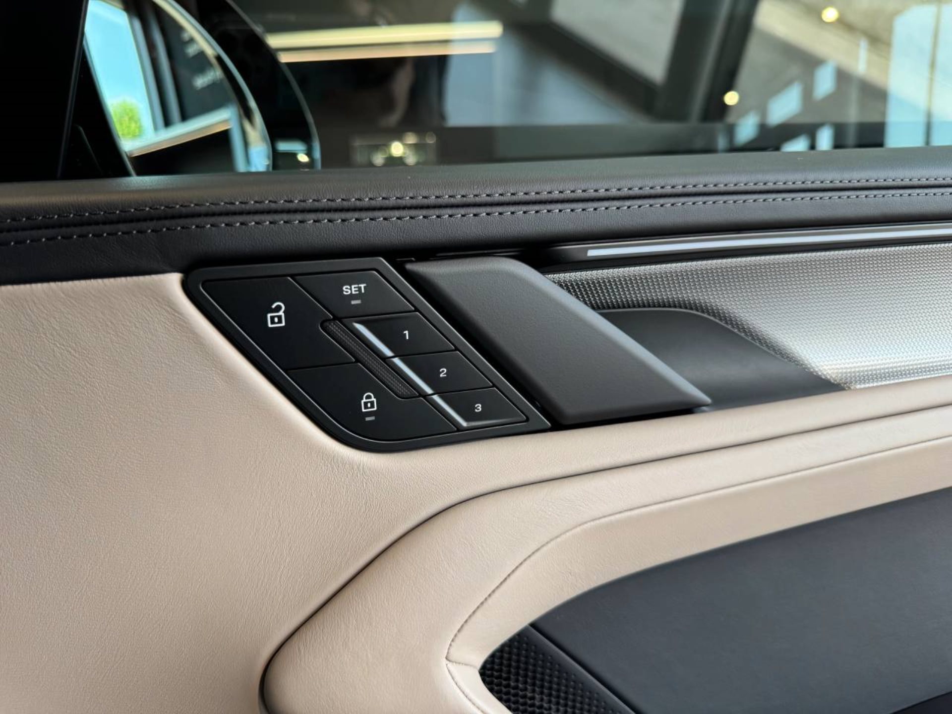 PORSCHE Cayenne Electric-image-25