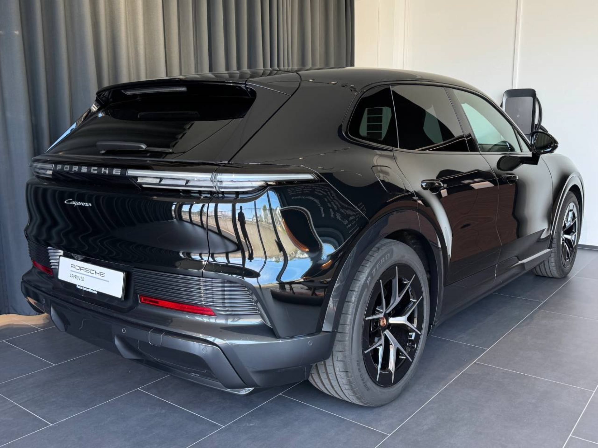 PORSCHE Cayenne Electric-image-6