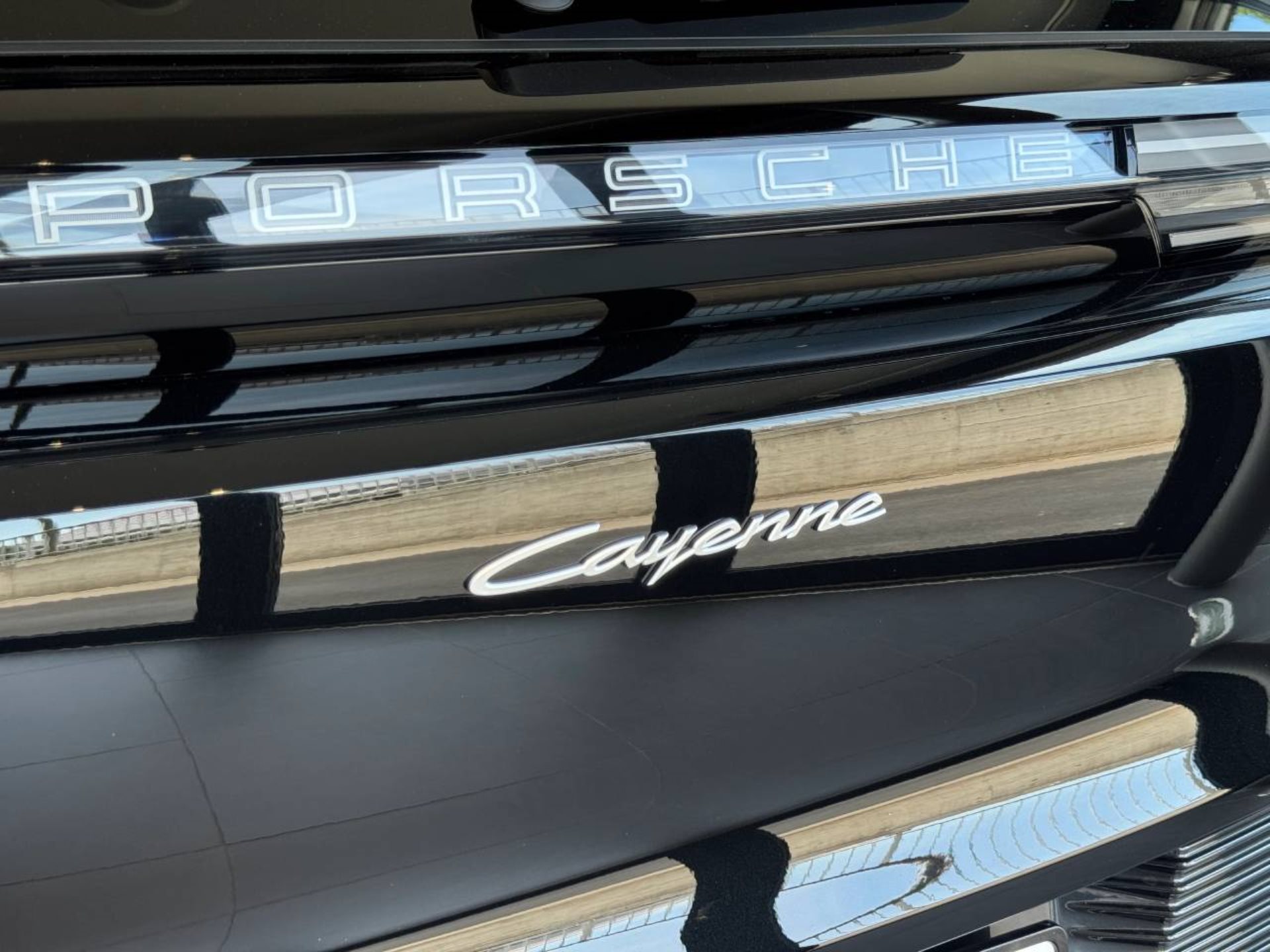 PORSCHE Cayenne Electric-image-32