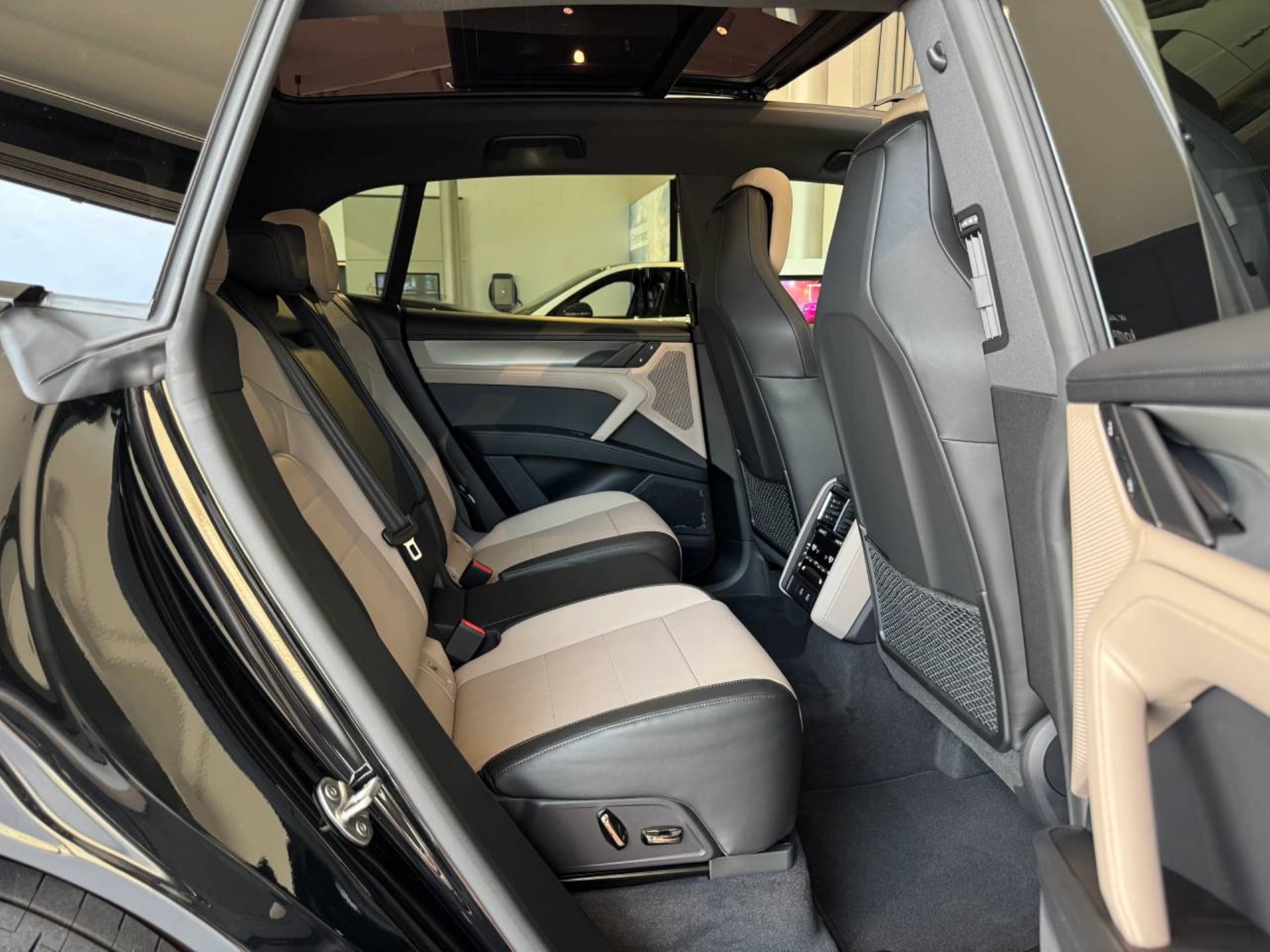 PORSCHE Cayenne Electric-image-19