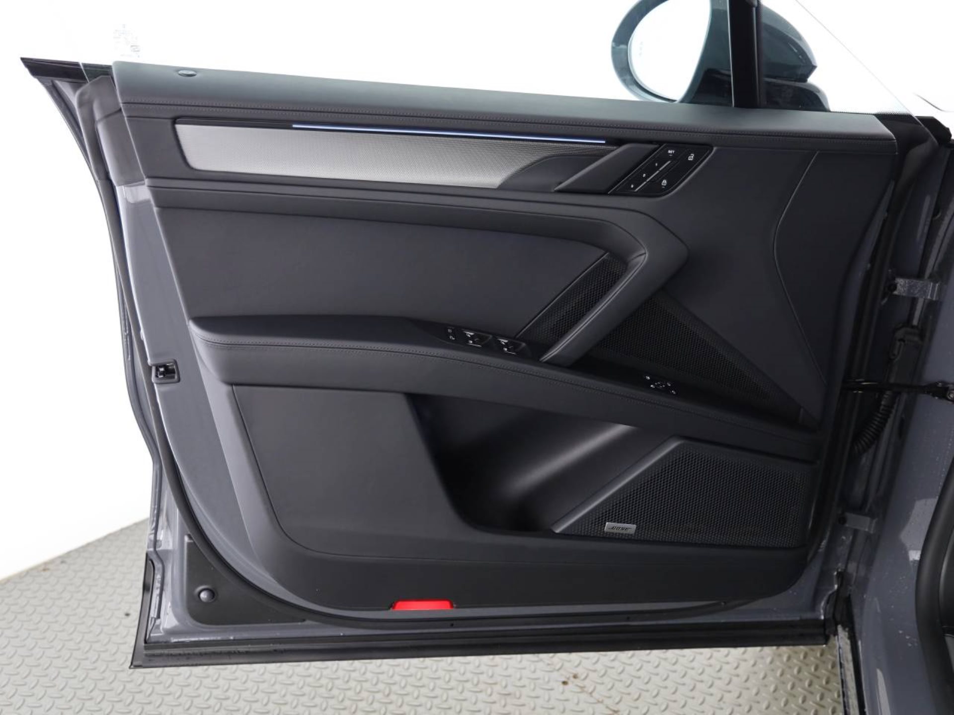 PORSCHE Cayenne Electric-image-17