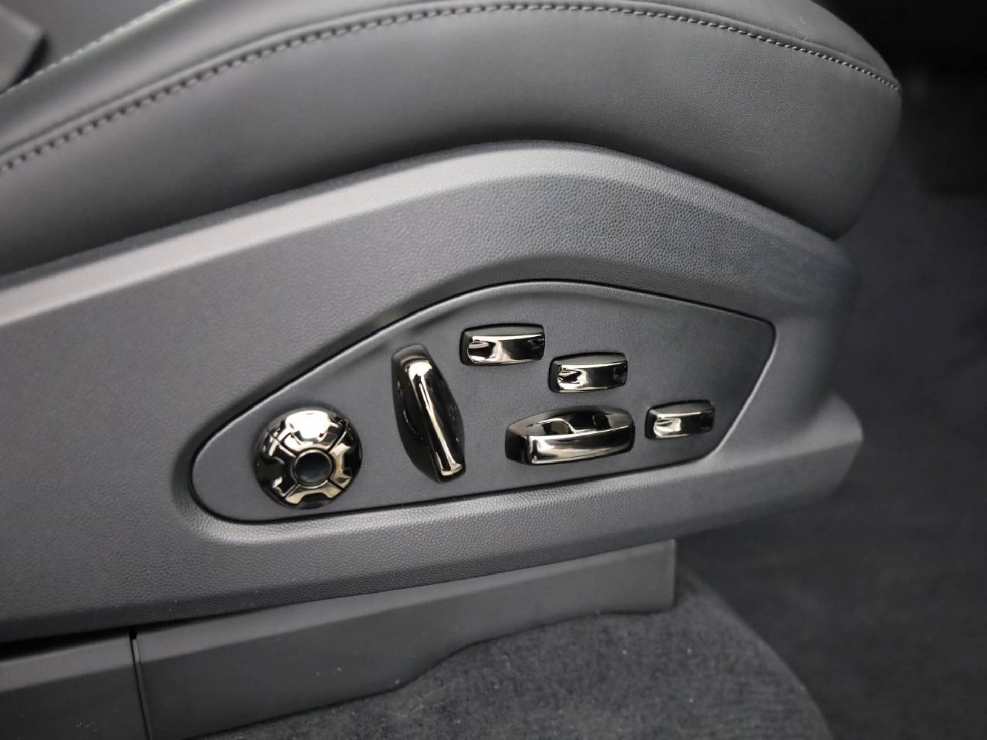 PORSCHE Cayenne Electric-image-16