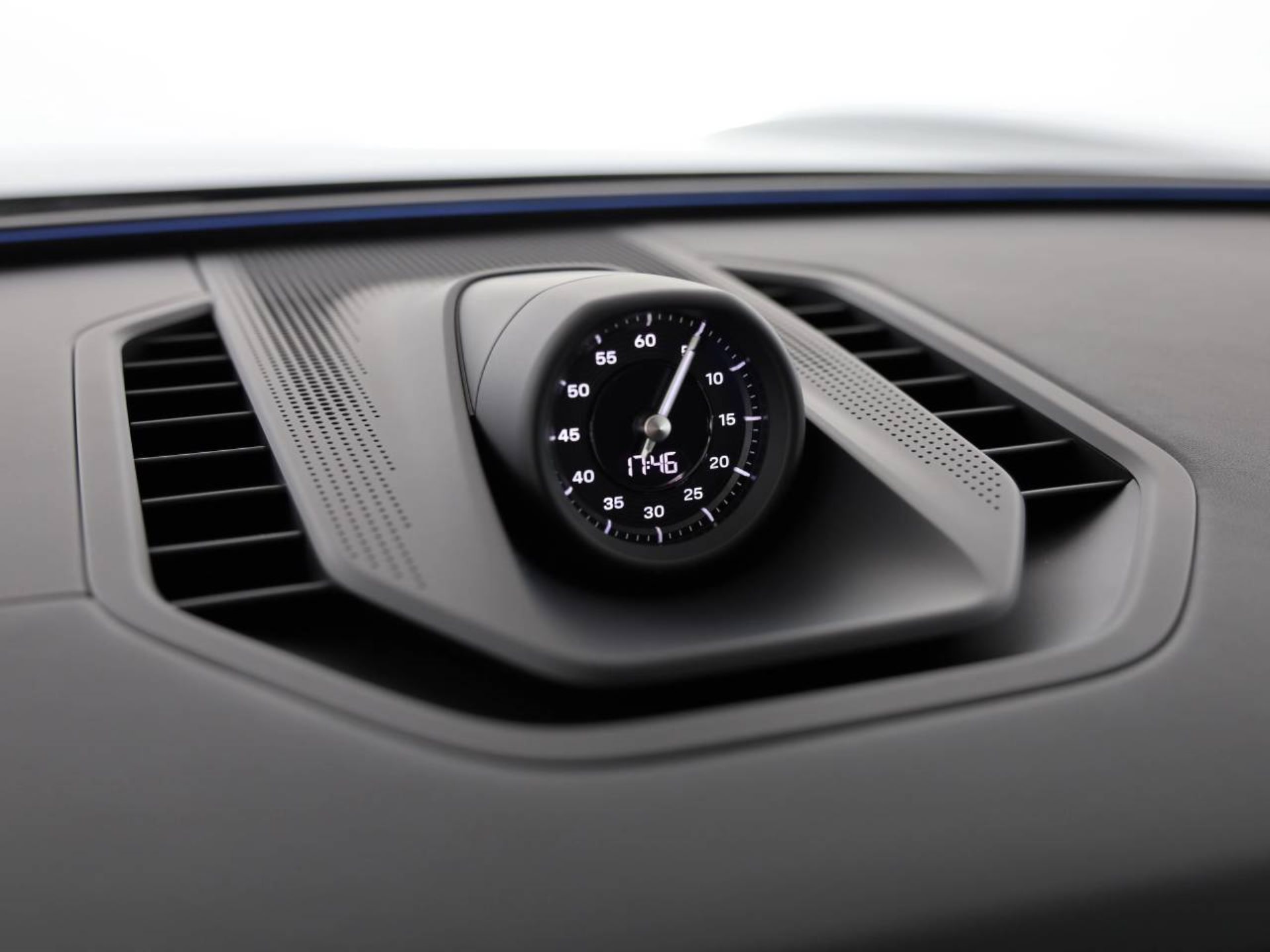 PORSCHE Cayenne Electric-image-12