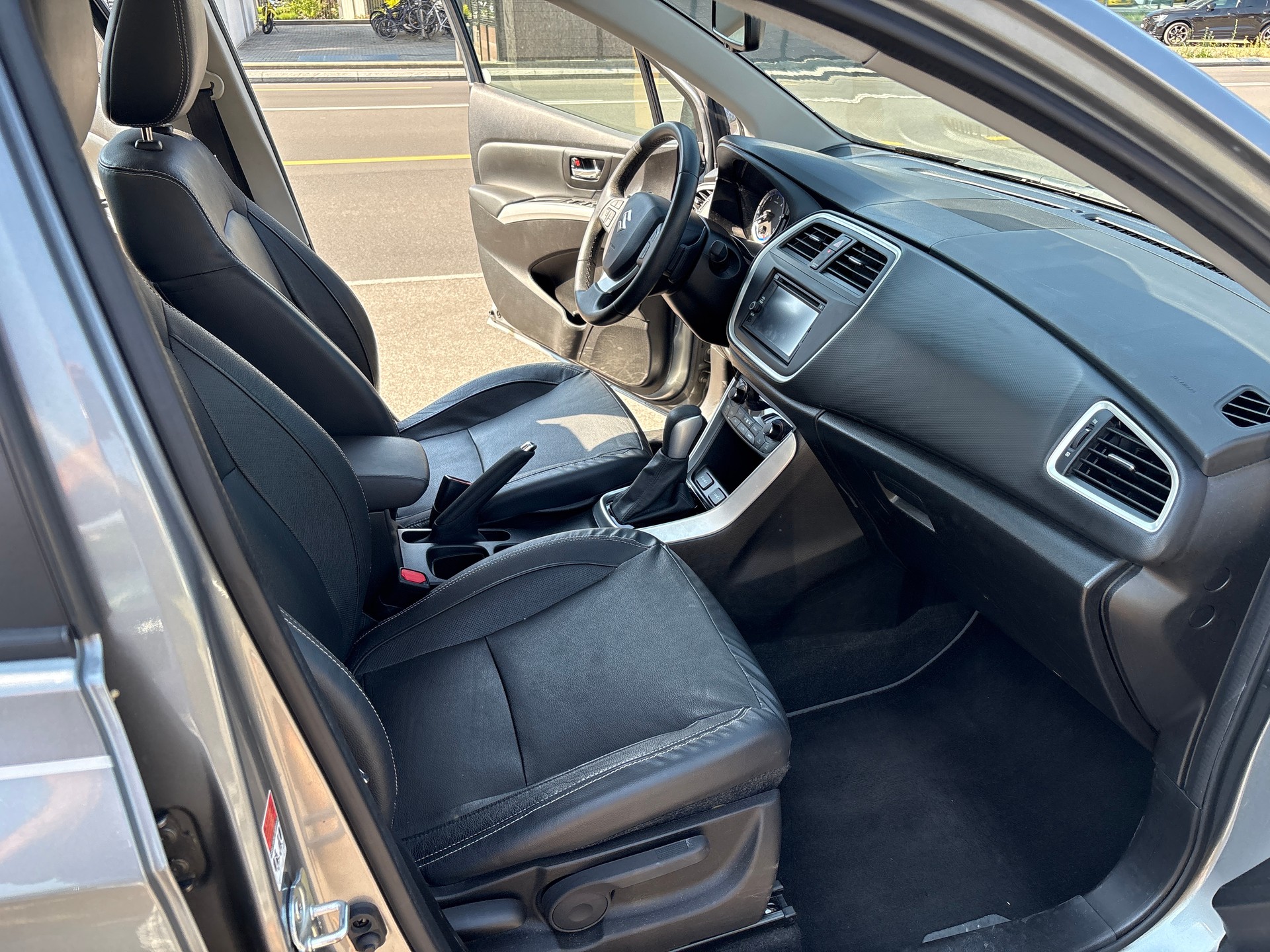 SUZUKI SX4 S-Cross 1.6 TD PizSulai 4WD TCSS-image-9
