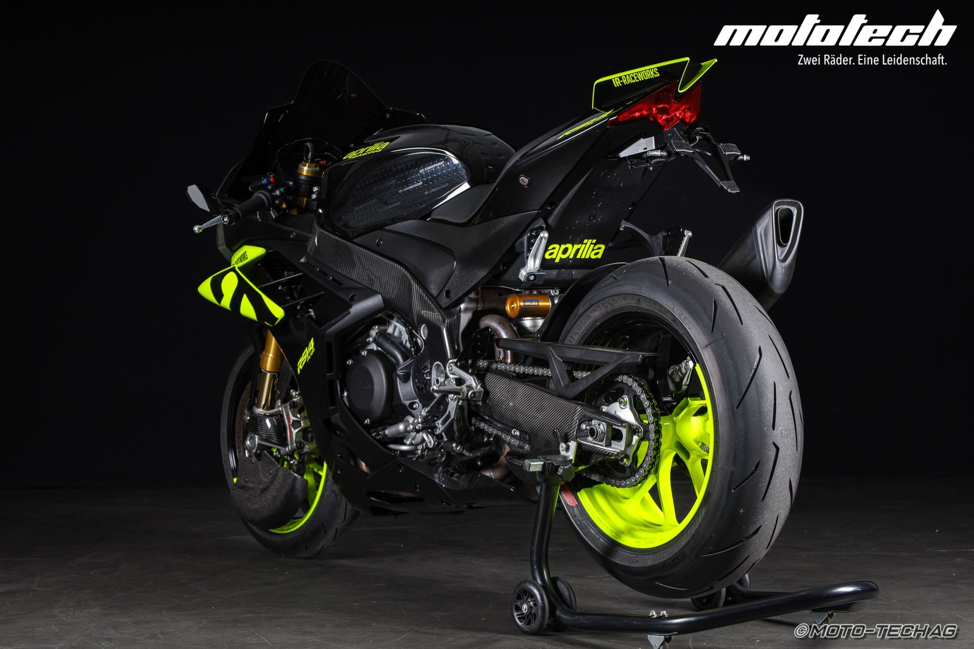 APRILIA RSV4 1100 Factory-showroom-element-3