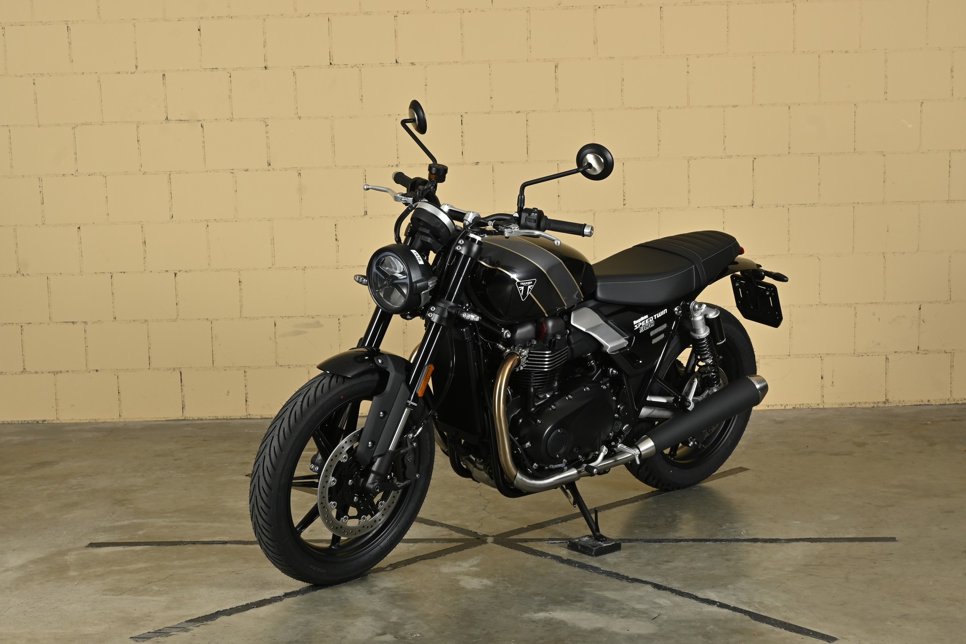 TRIUMPH Speed Twin 900-showroom-element-3