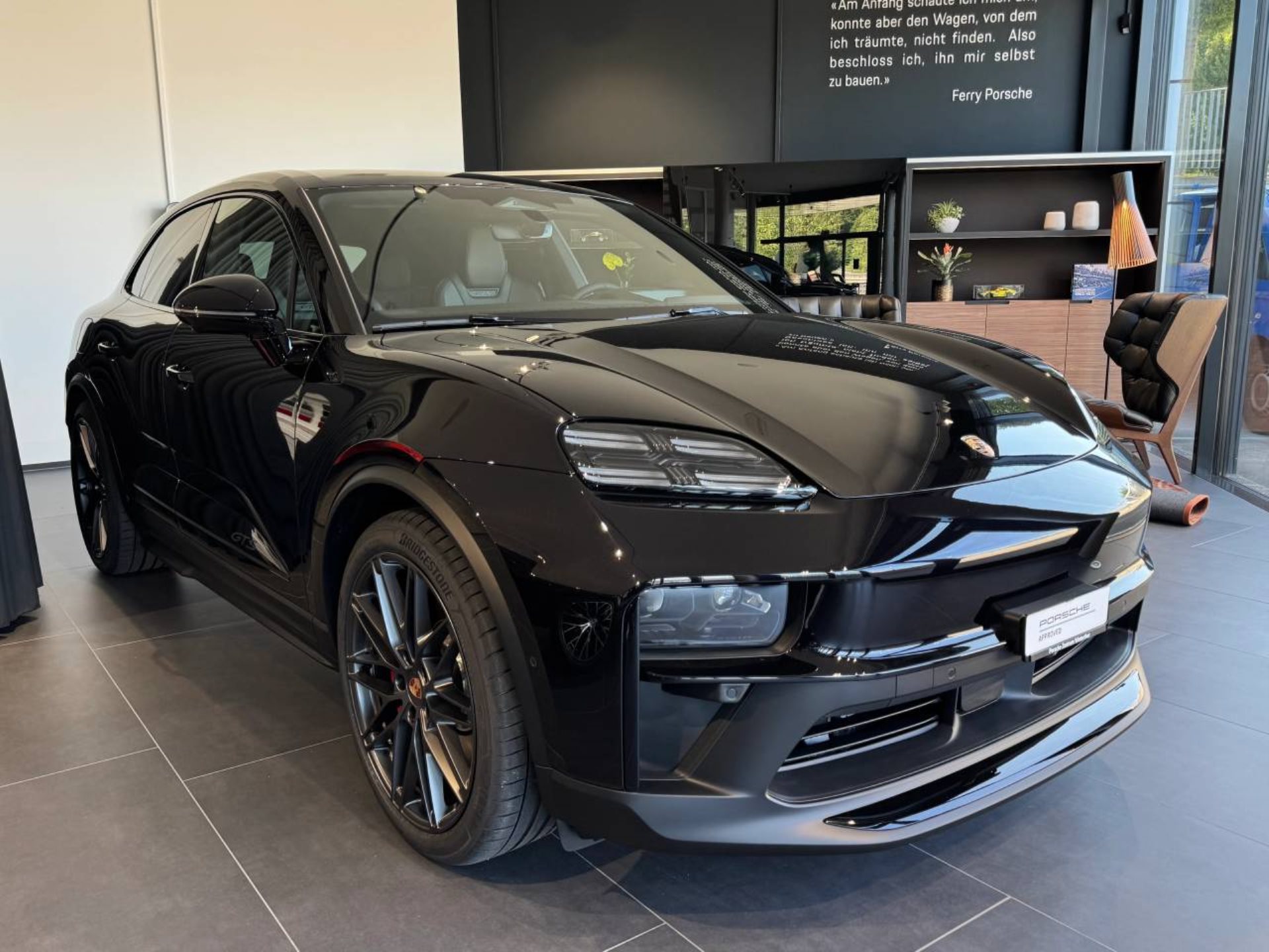 PORSCHE Macan GTS-showroom-element-1