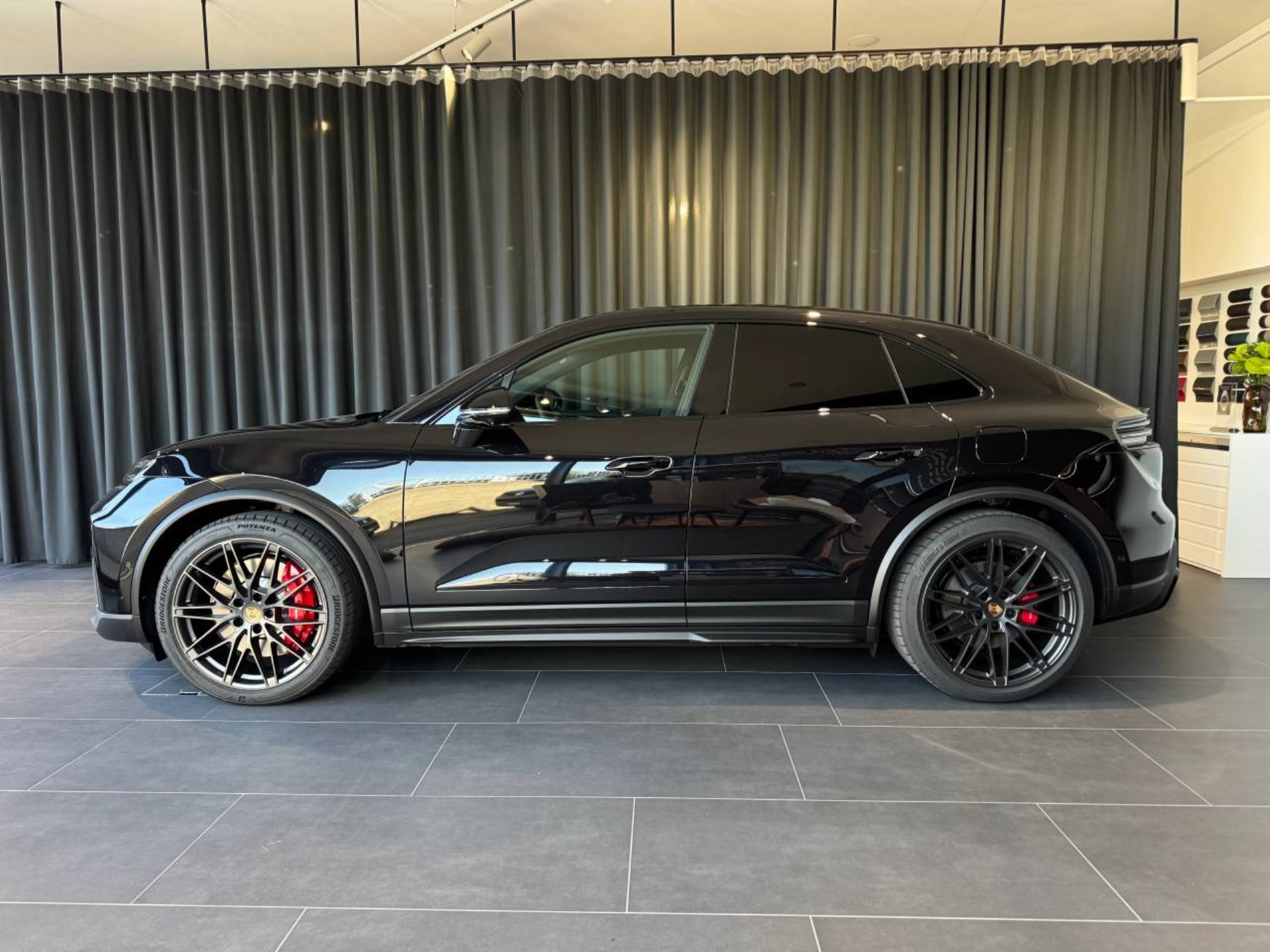 PORSCHE Macan GTS-showroom-element-2