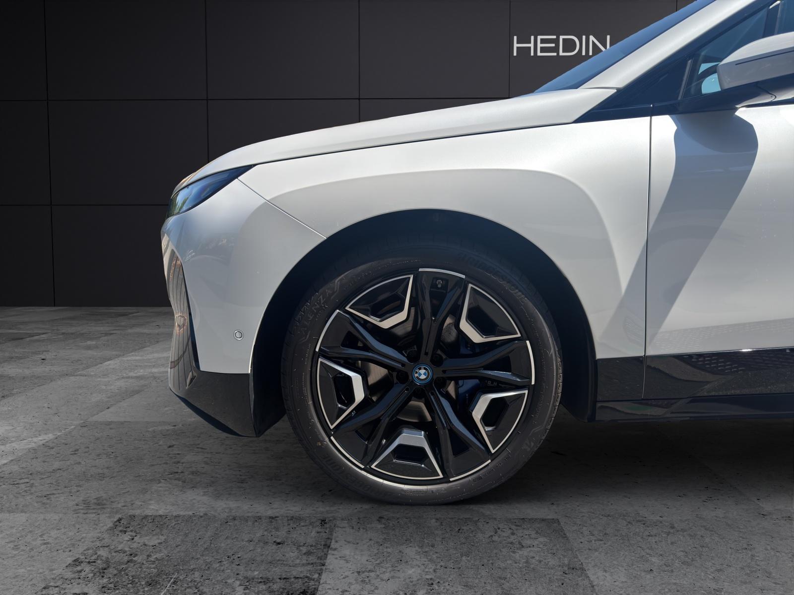 BMW iX xDrive50-image-4