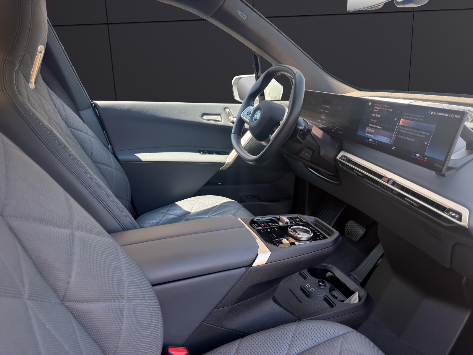 BMW iX xDrive50-image-18