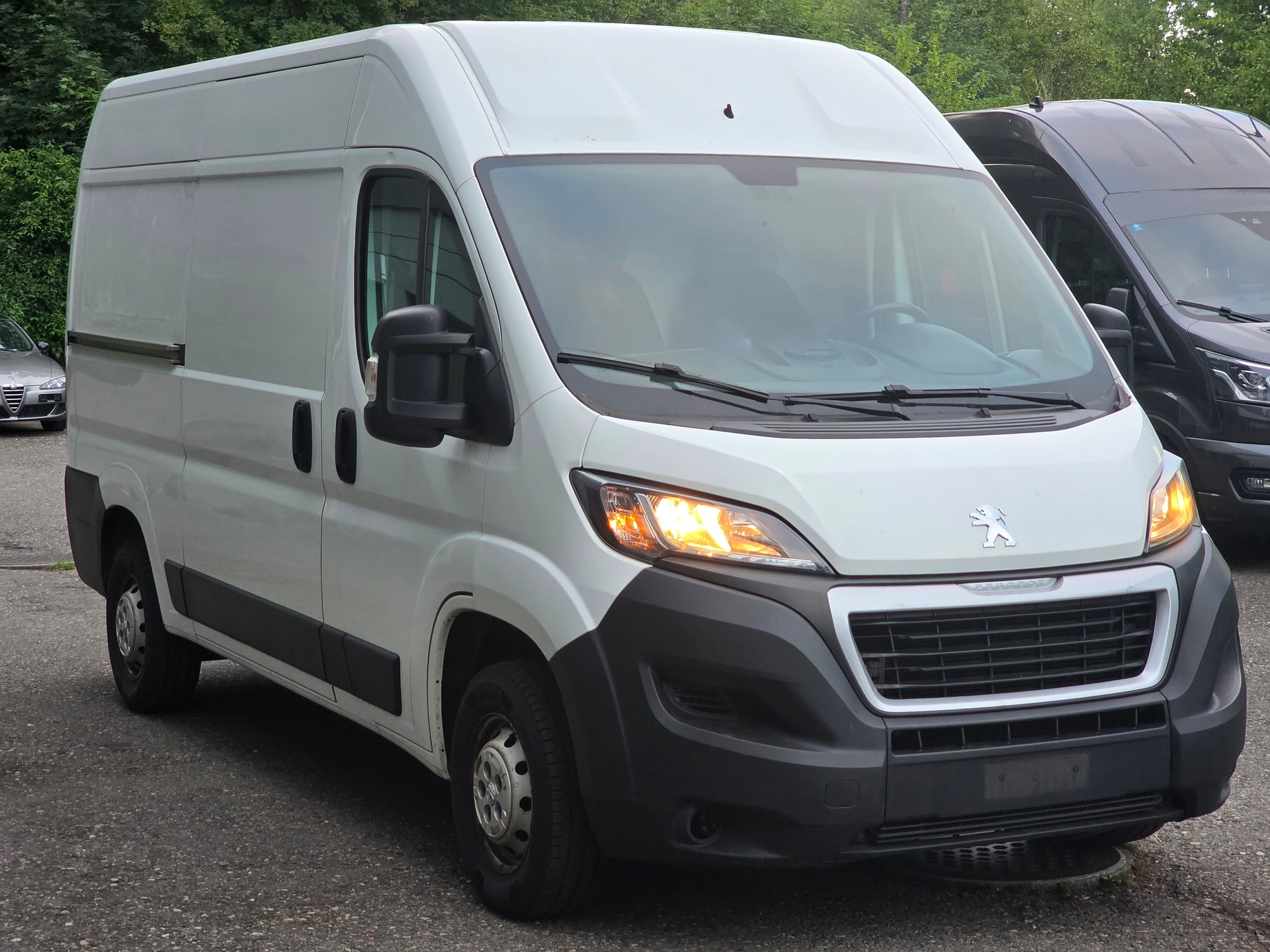 PEUGEOT Boxer 2.2 HDI 335 Pro L2H2-image-2