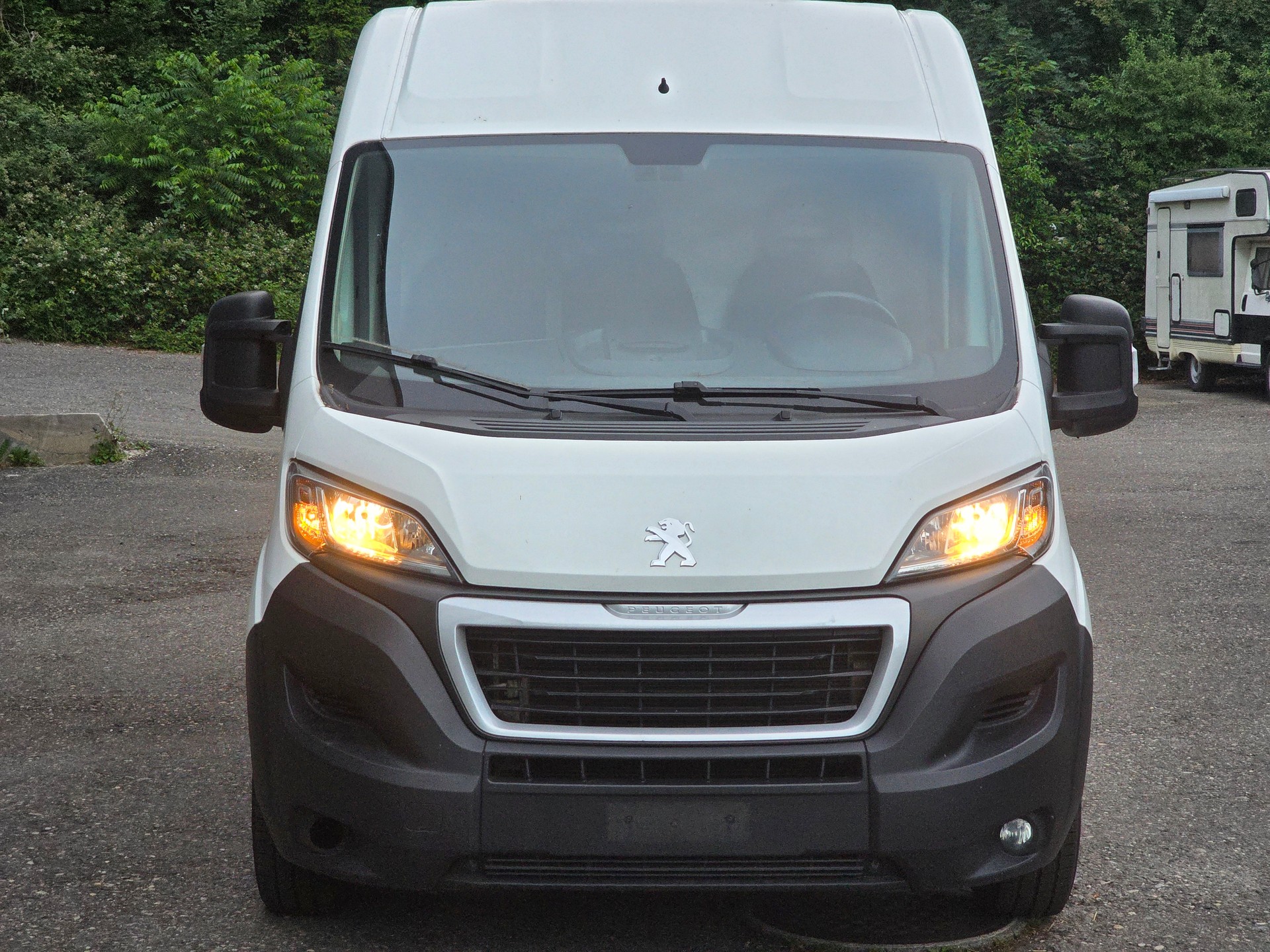 PEUGEOT Boxer 2.2 HDI 335 Pro L2H2-image-1