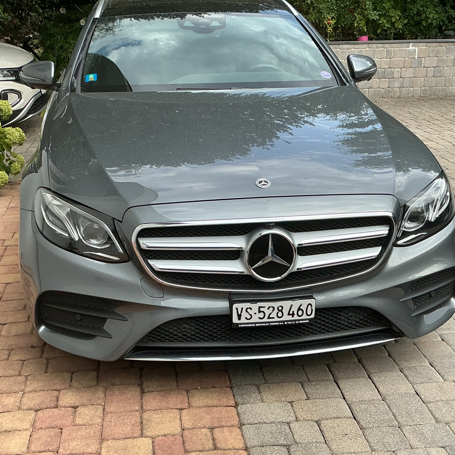 MERCEDES-BENZ E 200 AMG Line 4matic-image-0