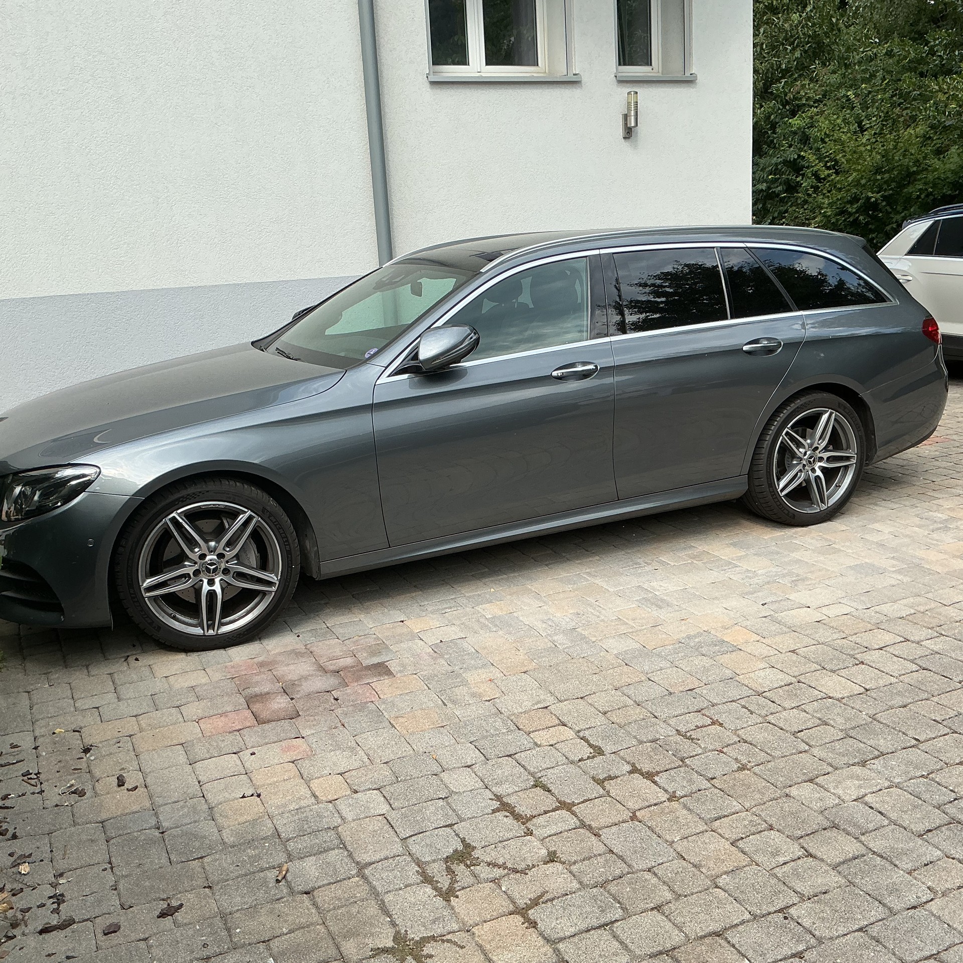 MERCEDES-BENZ E 200 AMG Line 4matic-image-1