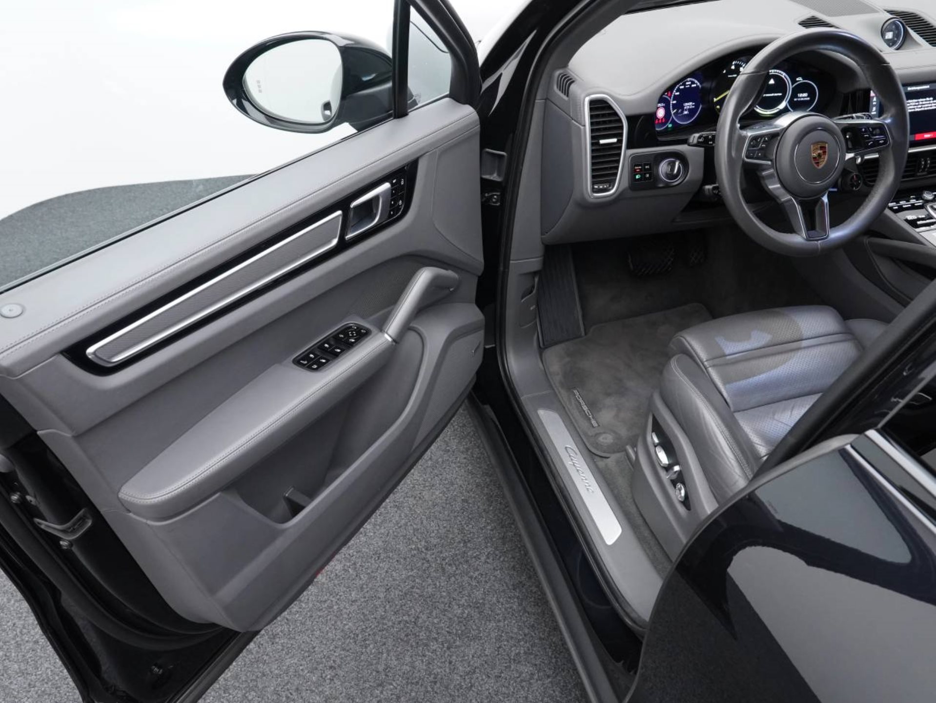 PORSCHE Cayenne E-Hybrid-image-3