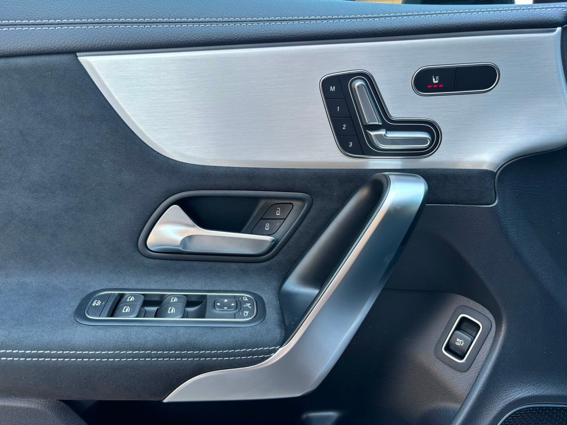 MERCEDES-BENZ CLA 250 AMG-Line 4Matic Shooting Brake-image-12
