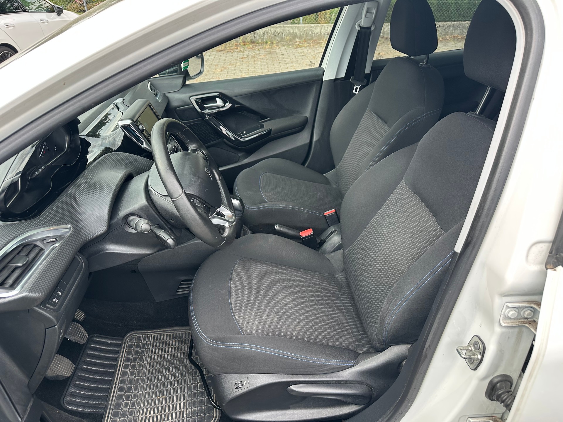 PEUGEOT 208 1.2 PureTech Style-image-7