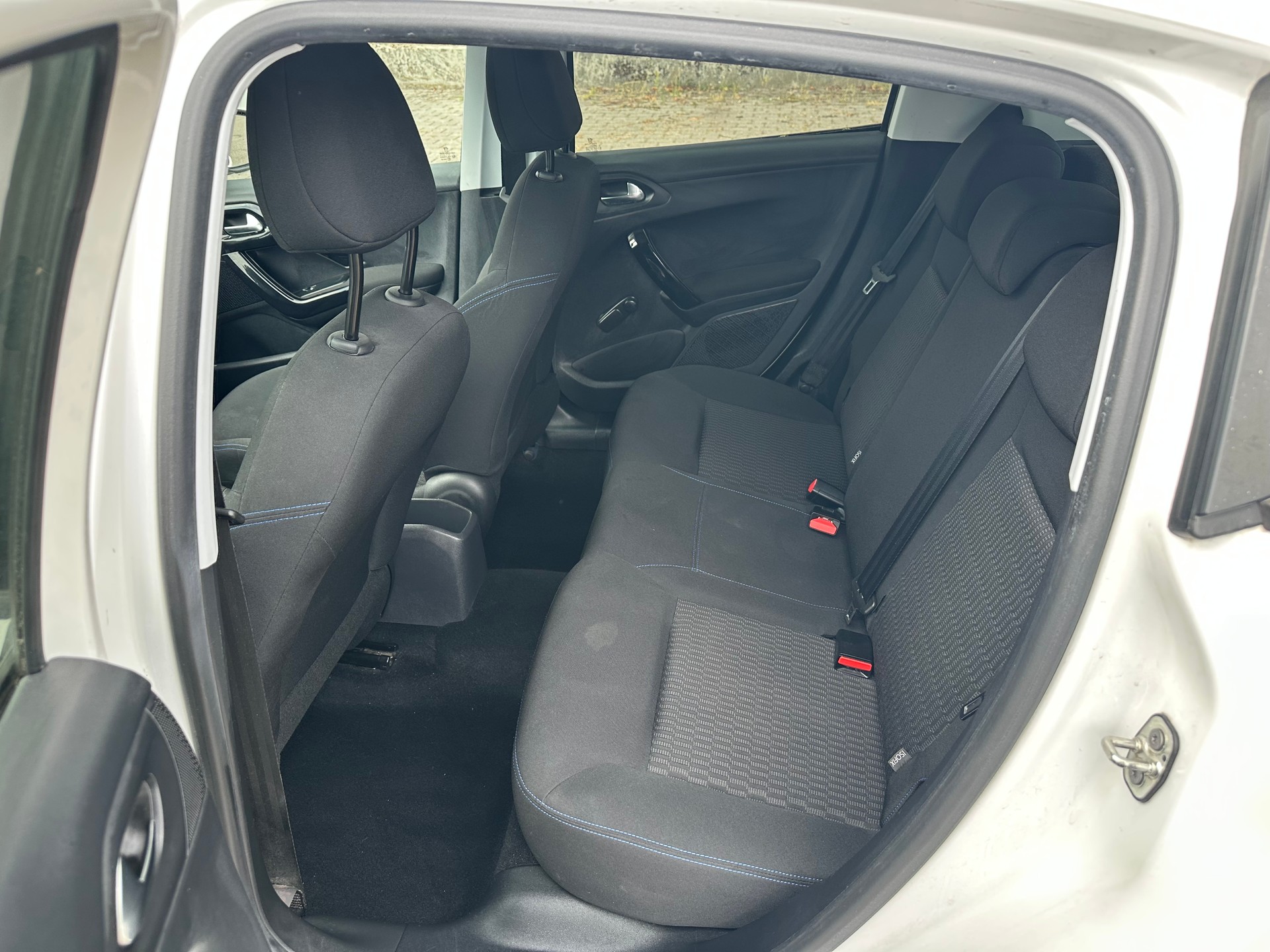 PEUGEOT 208 1.2 PureTech Style-image-6