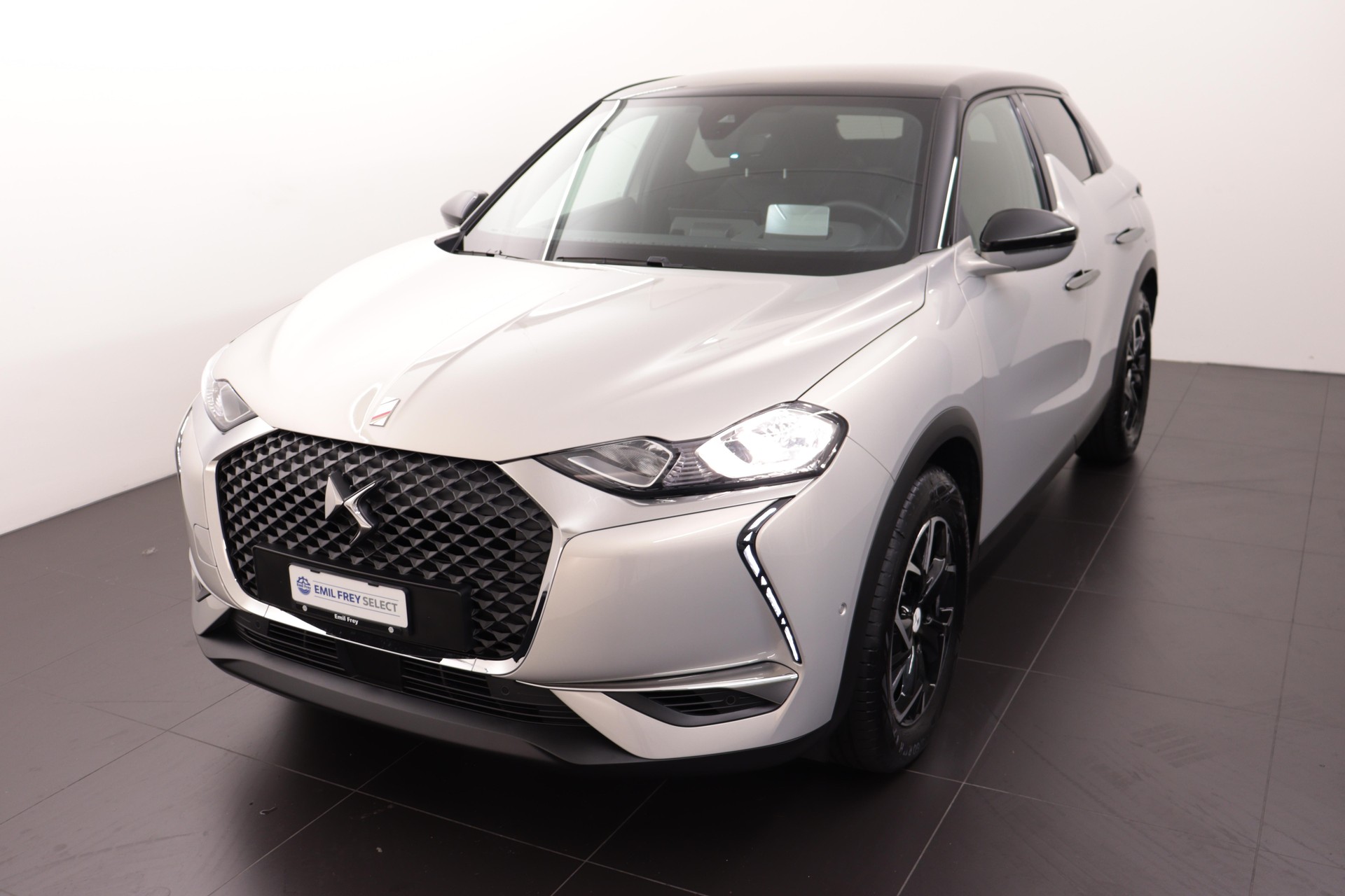 DS AUTOMOBILES Crossback E-Tense Bastille-showroom-element-1