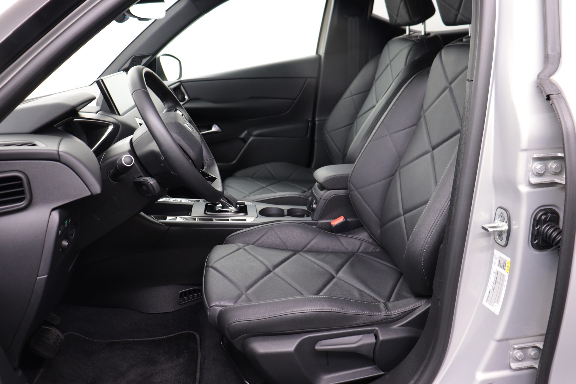 DS AUTOMOBILES Crossback E-Tense Bastille-showroom-element-2