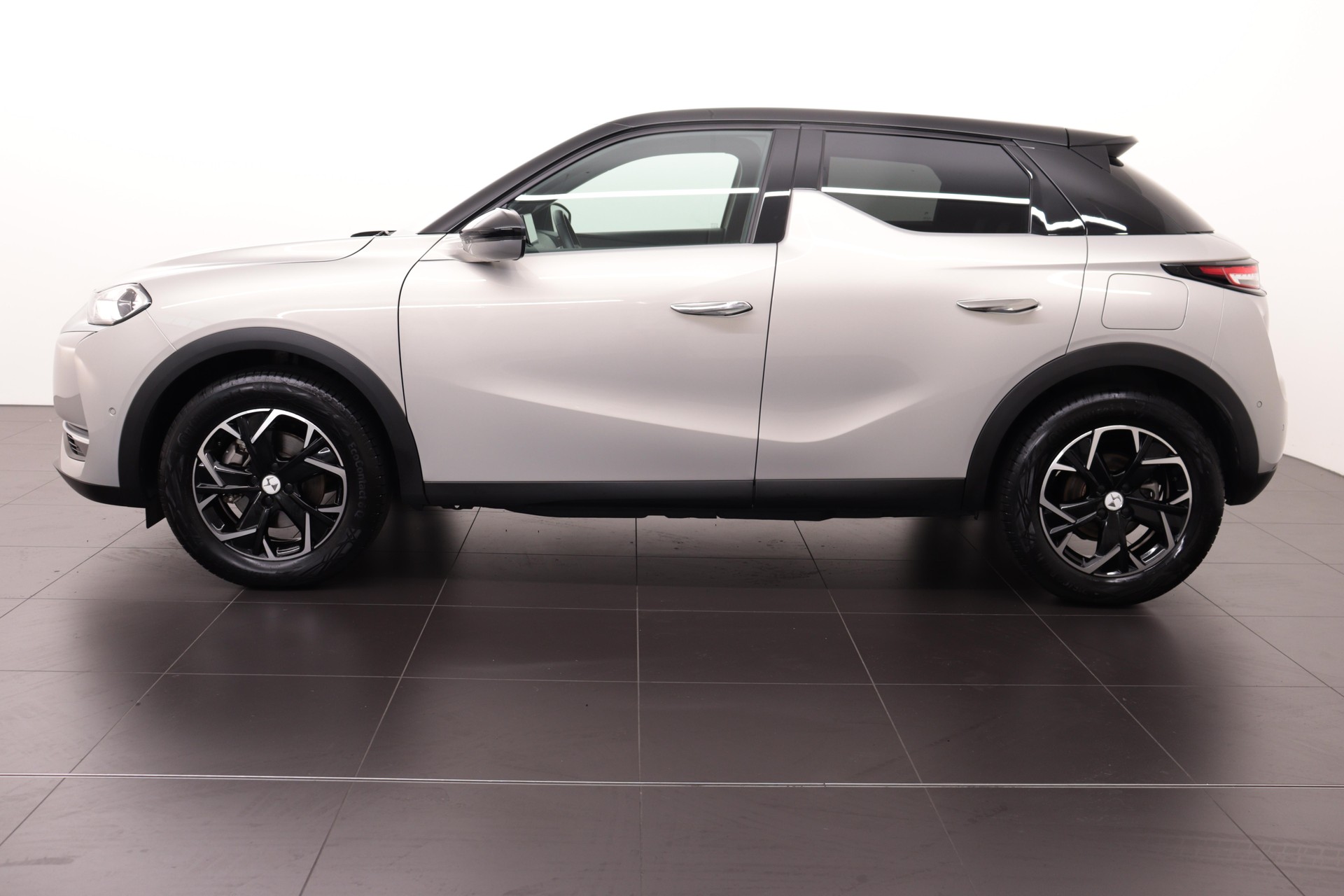 DS AUTOMOBILES Crossback E-Tense Bastille-showroom-element-3