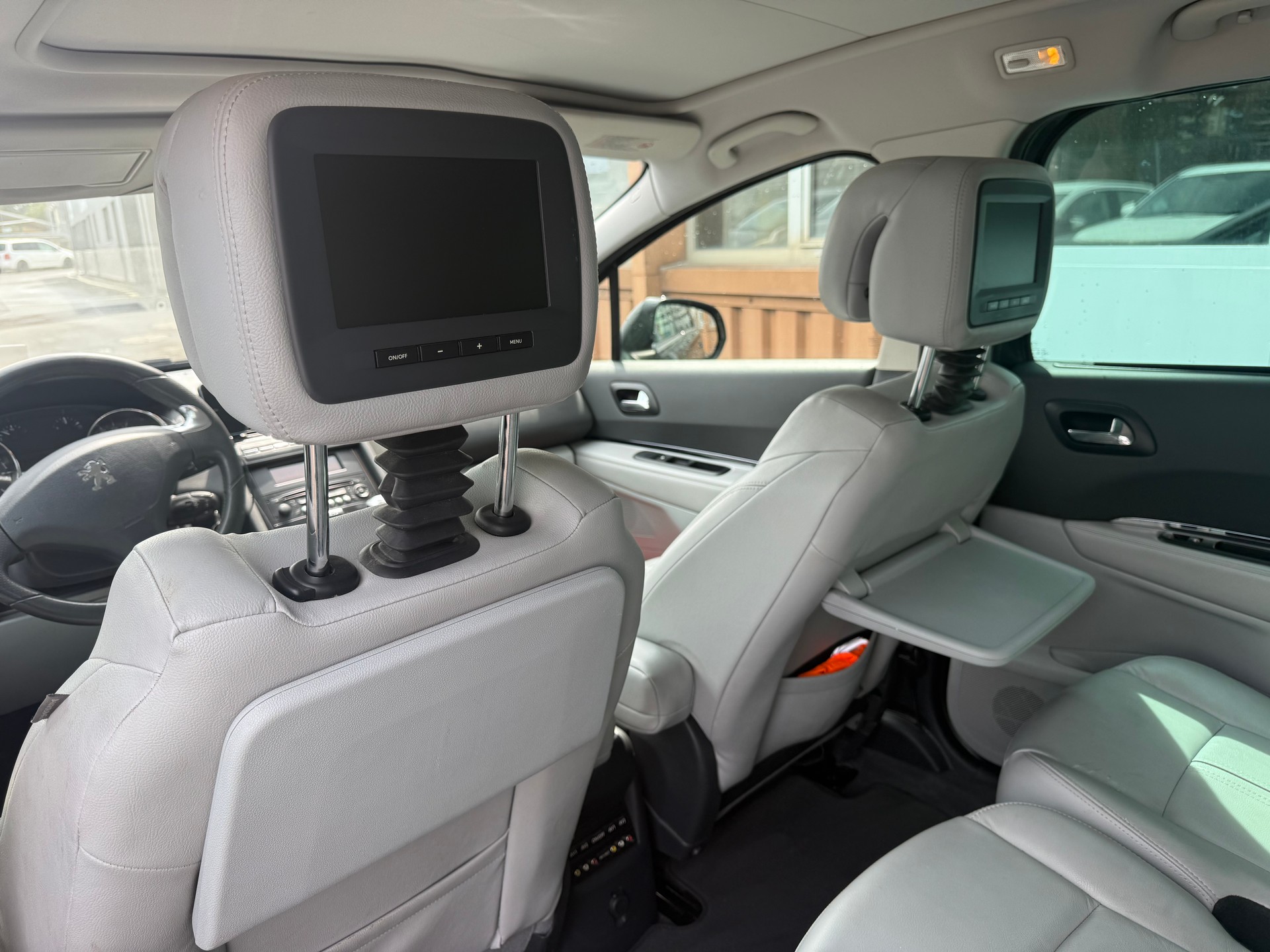 PEUGEOT 5008 1.6 16V T Allure-image-9