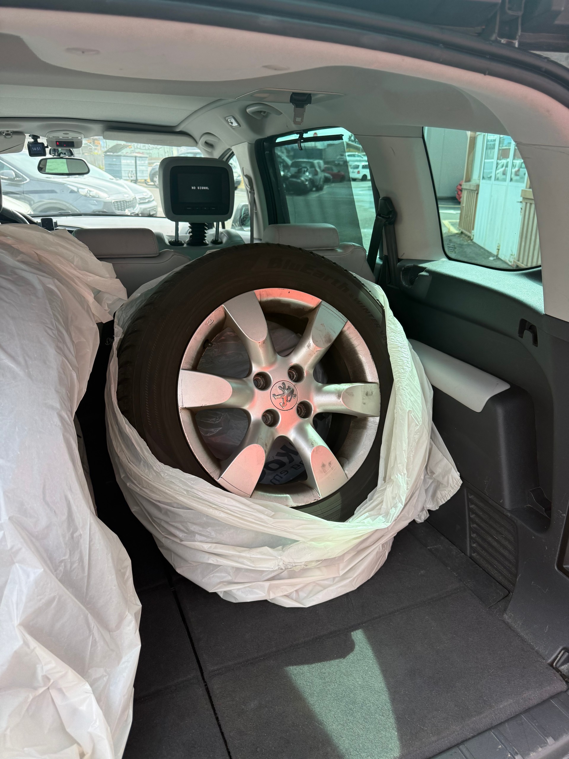PEUGEOT 5008 1.6 16V T Allure-image-12