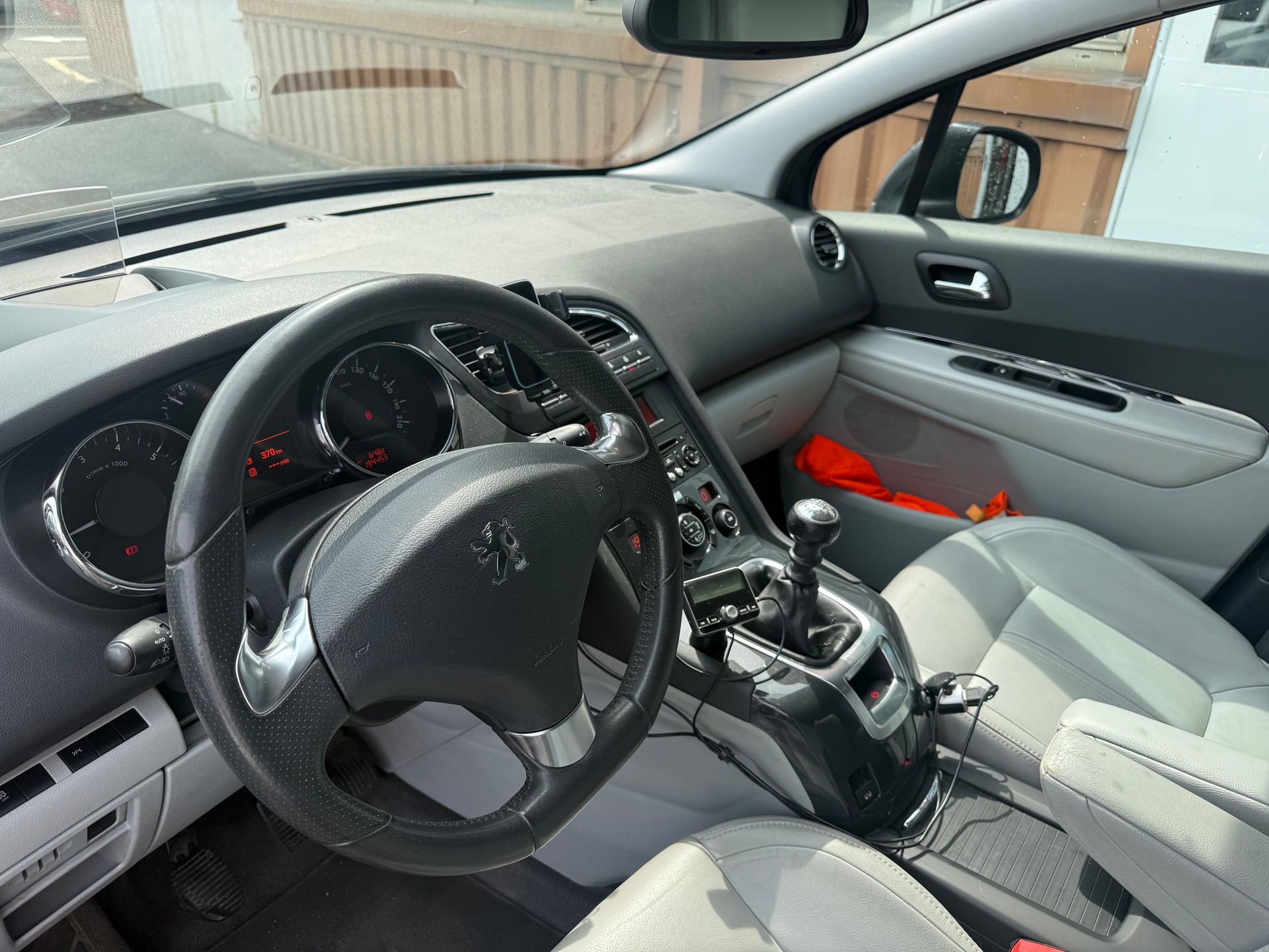 PEUGEOT 5008 1.6 16V T Allure-image-6