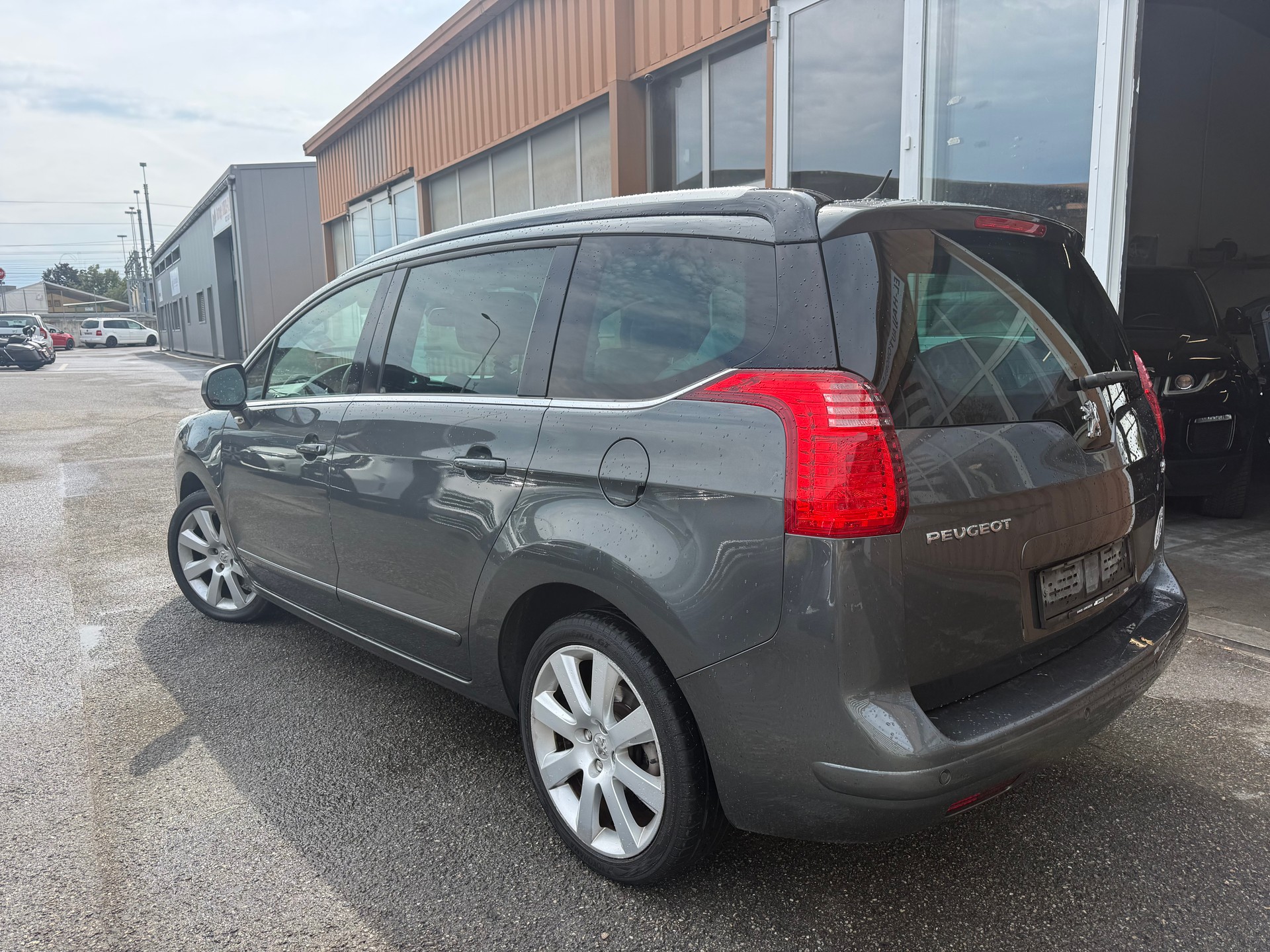 PEUGEOT 5008 1.6 16V T Allure-image-1