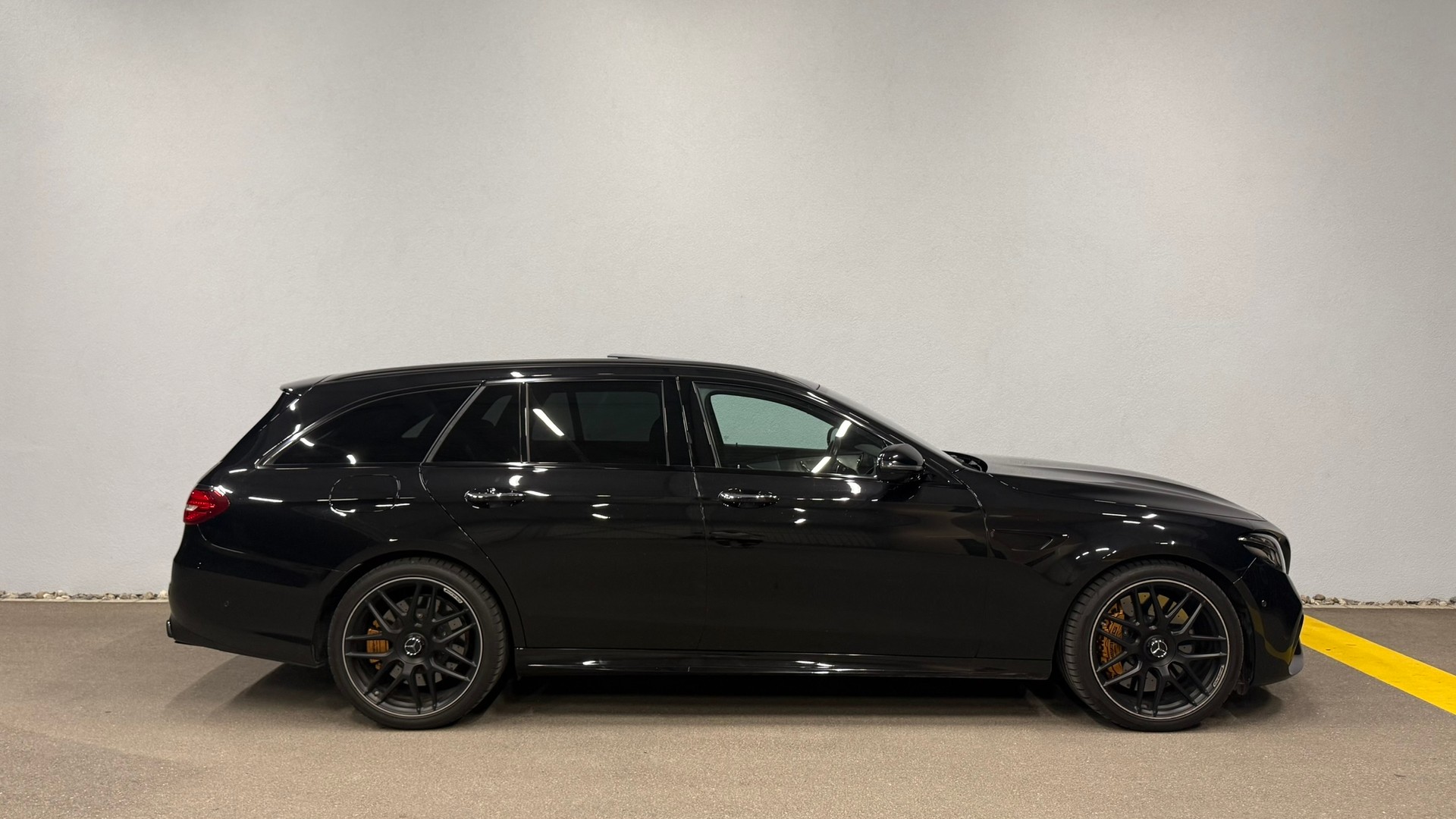MERCEDES-BENZ E 63 AMG S 4 Matic 9G-Tronic *CH-FZ*KERAMIKVERSIEGELT*VOLLAUSSTATTUNG*-image-5
