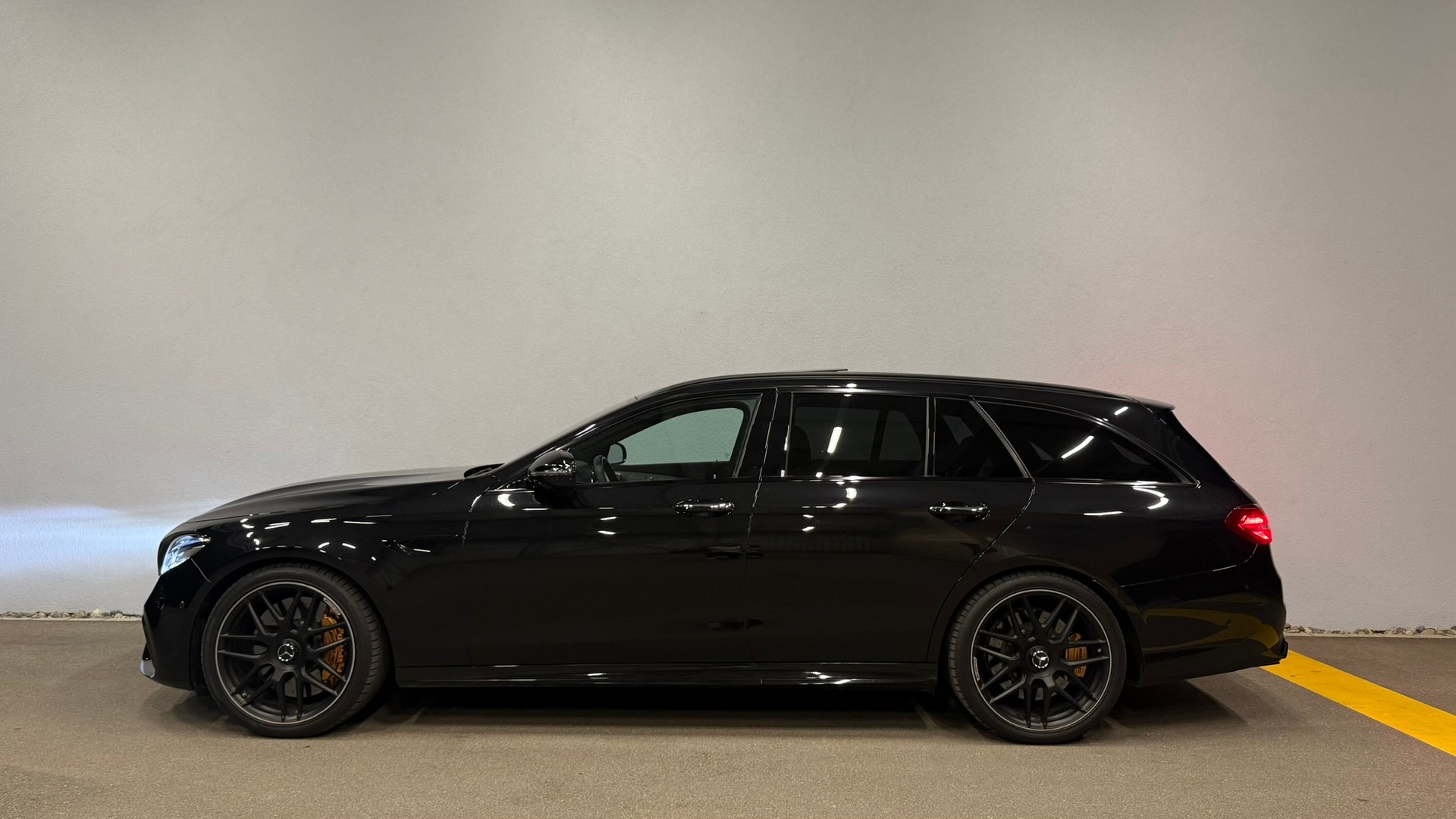 MERCEDES-BENZ E 63 AMG S 4 Matic 9G-Tronic *CH-FZ*KERAMIKVERSIEGELT*VOLLAUSSTATTUNG*-image-6