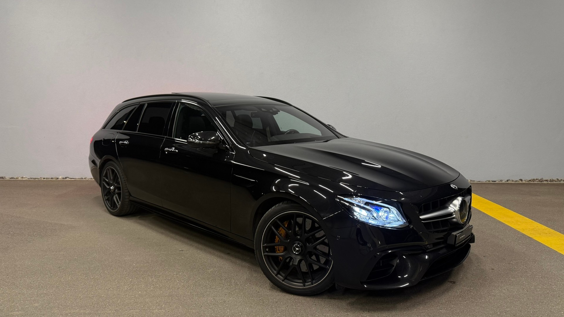 MERCEDES-BENZ E 63 AMG S 4 Matic 9G-Tronic *CH-FZ*KERAMIKVERSIEGELT*VOLLAUSSTATTUNG*-image-0