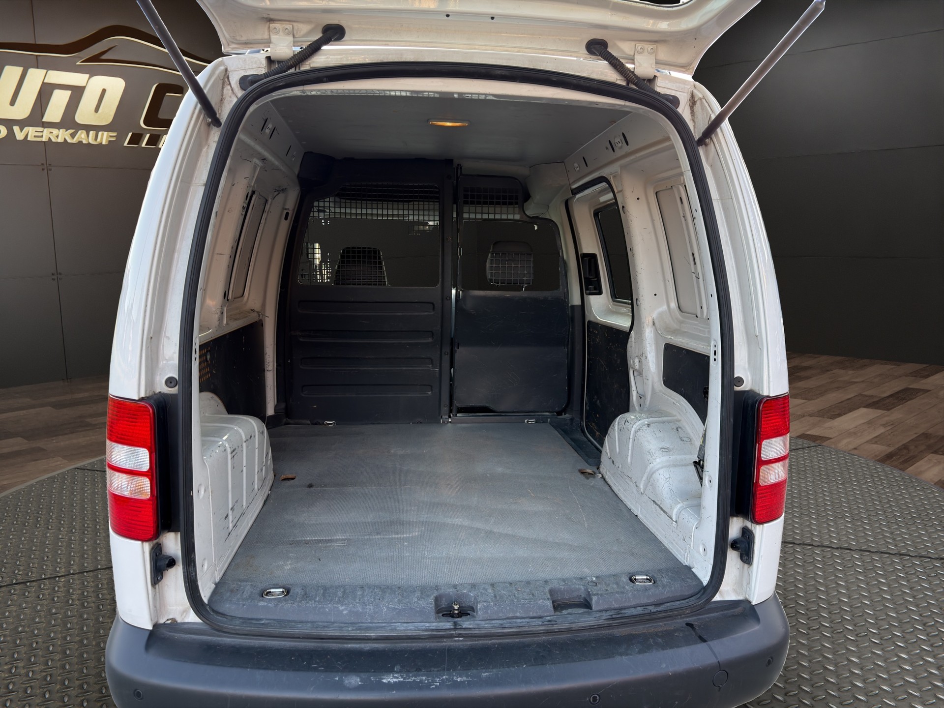 VW Caddy 1.6 TDI BlueMotion Technology-image-12
