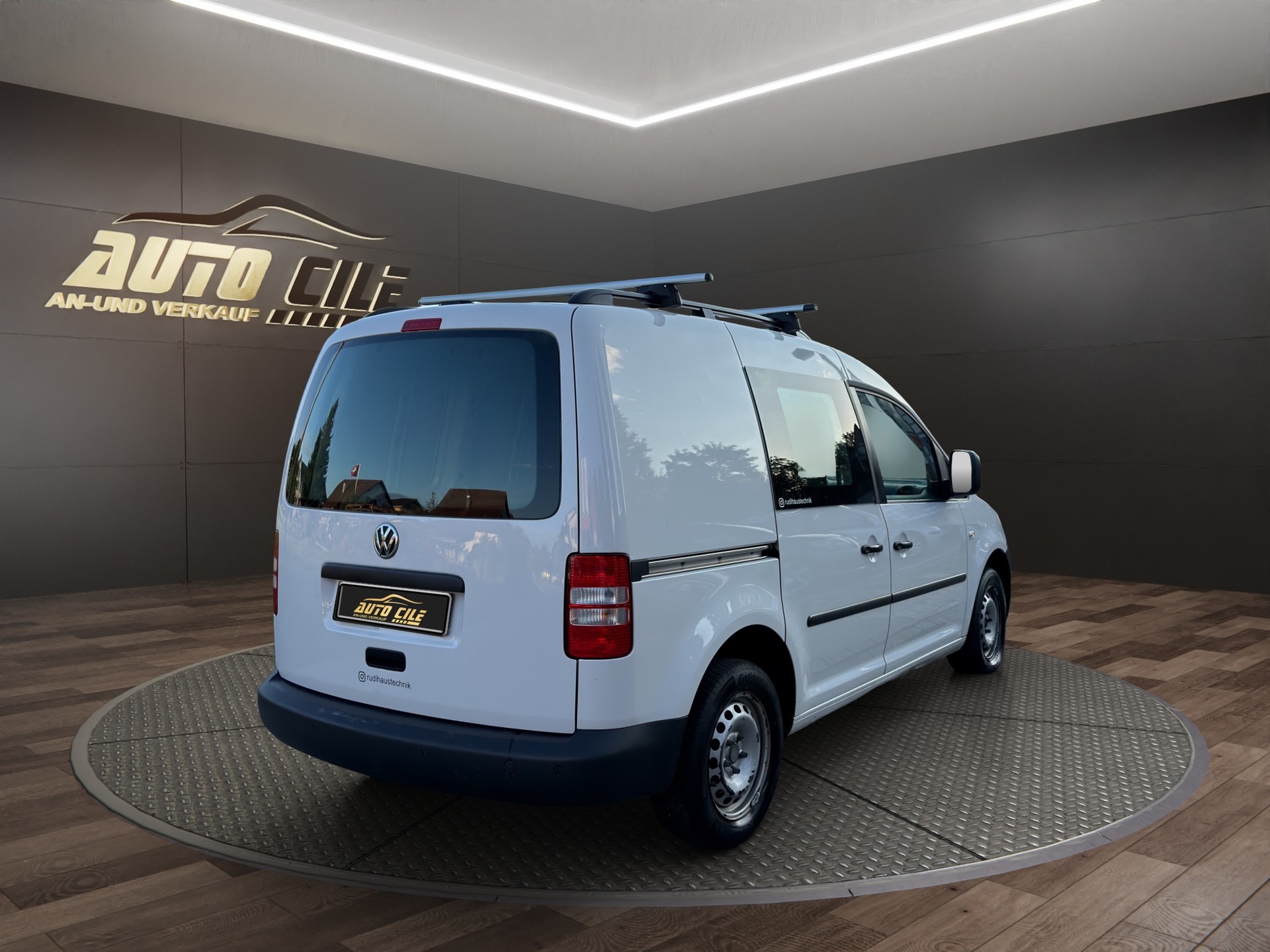 VW Caddy 1.6 TDI BlueMotion Technology-image-7