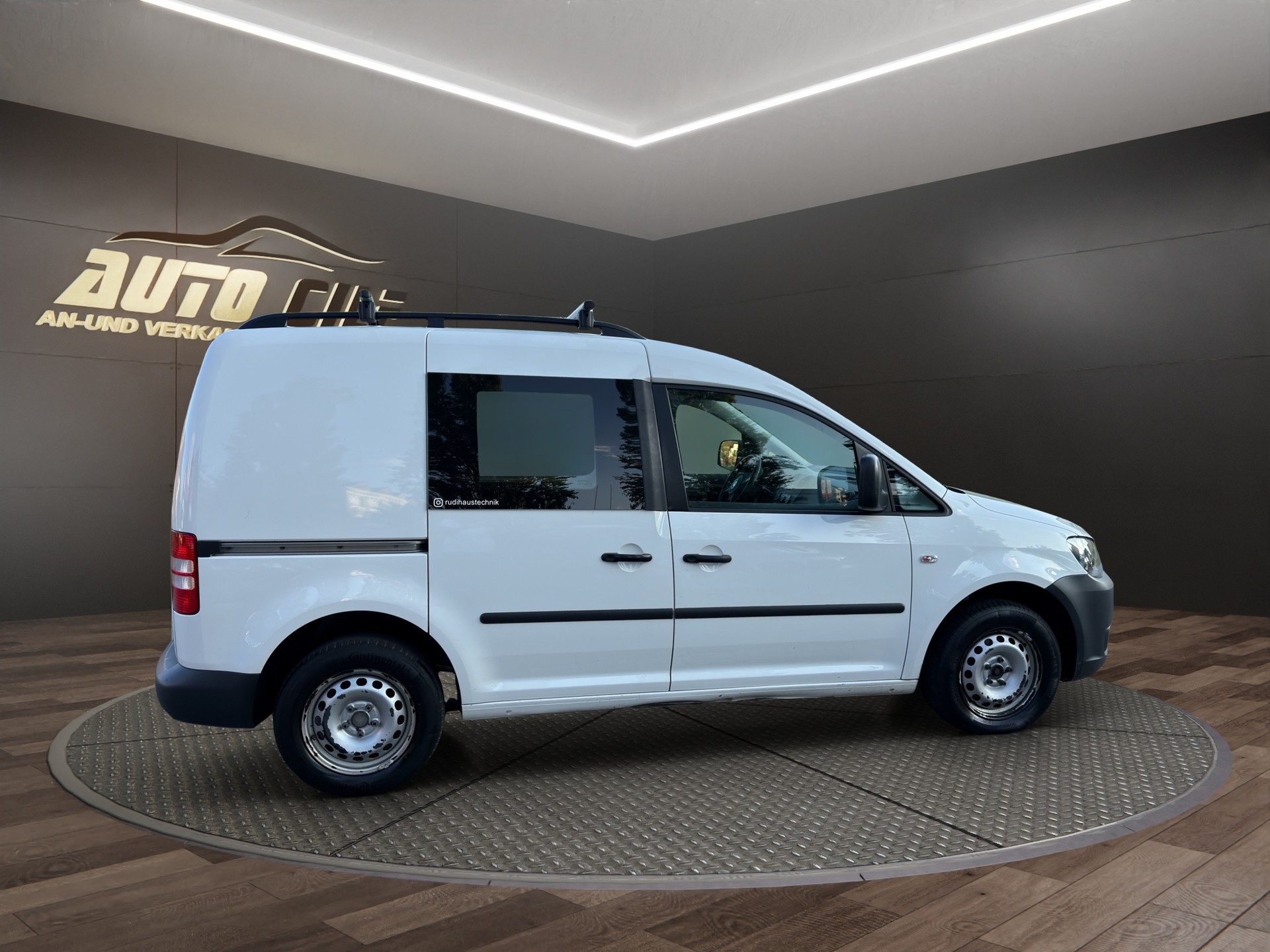 VW Caddy 1.6 TDI BlueMotion Technology-image-4