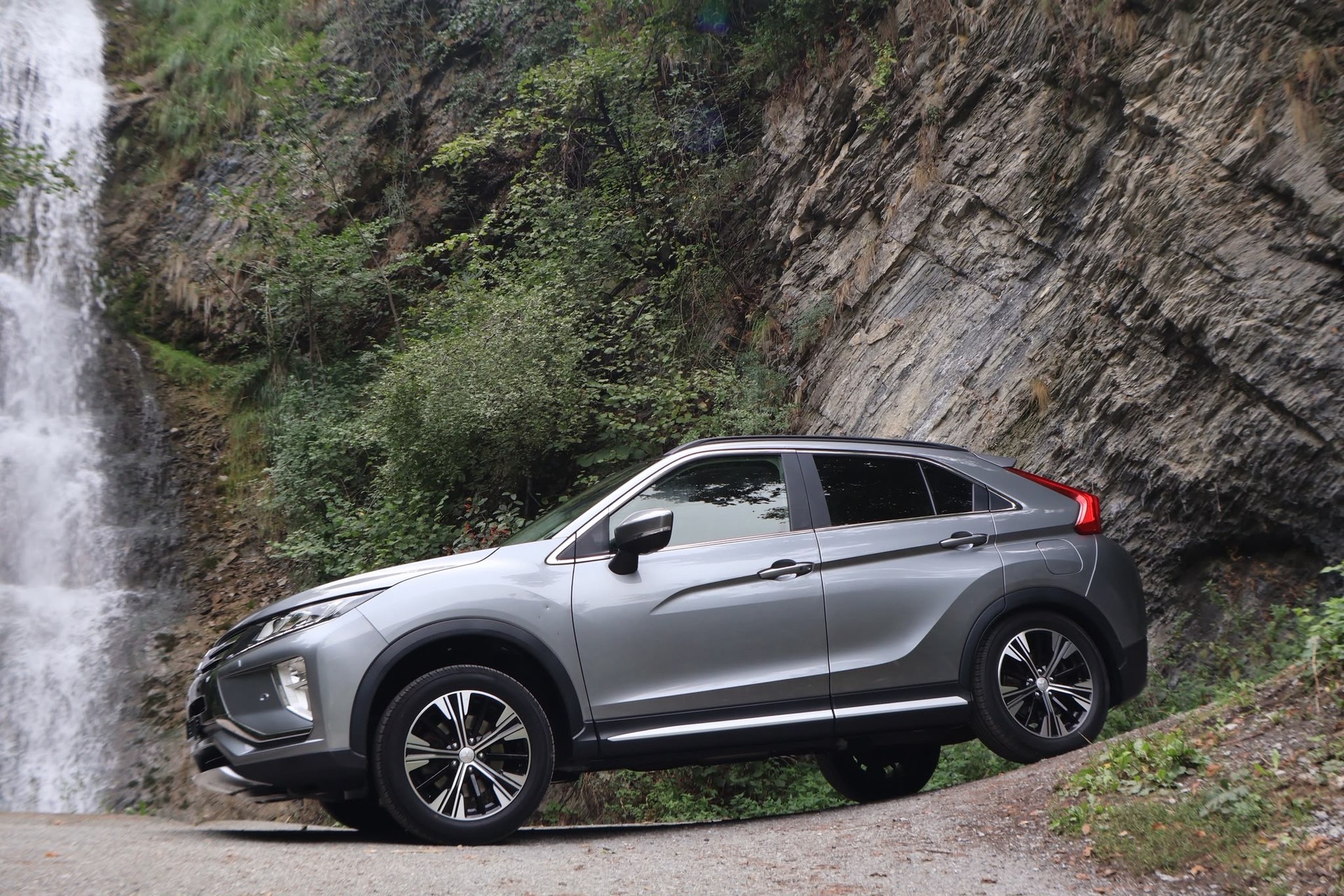 MITSUBISHI Eclipse Cross 1.5 T-Mivec Diamond 4WD CVT-image-1