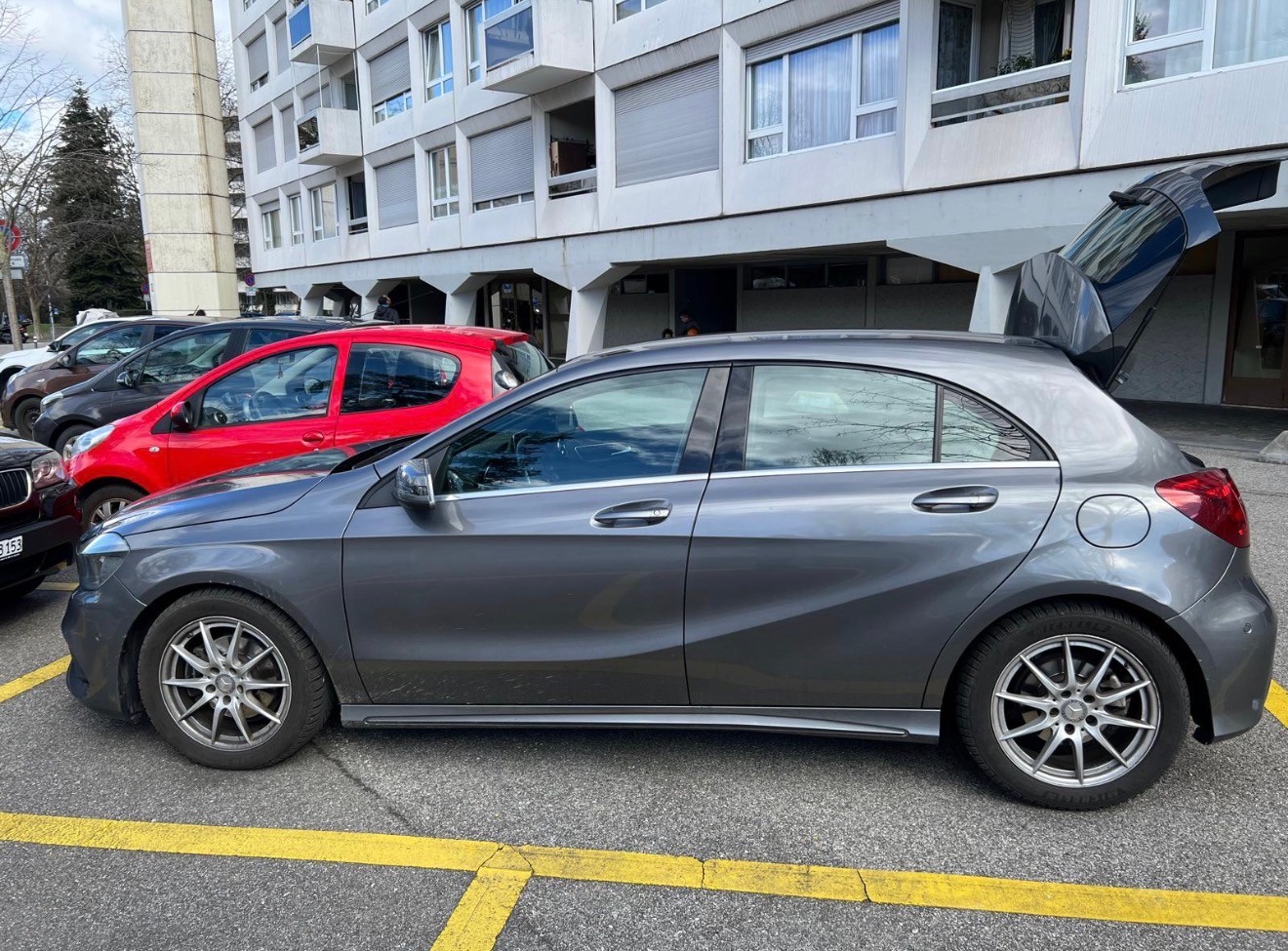 MERCEDES-BENZ A 180 d AMG Line-image-3