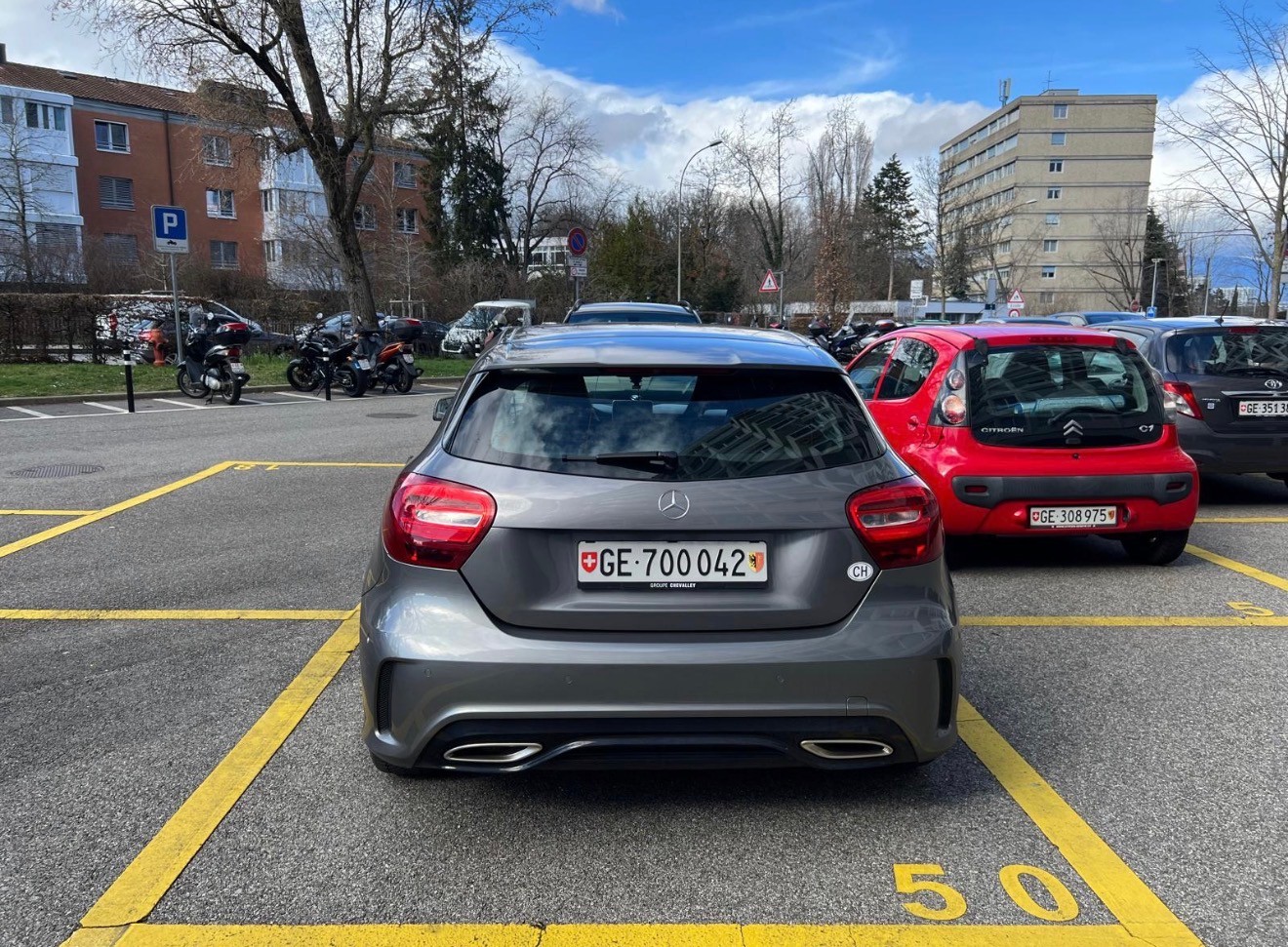 MERCEDES-BENZ A 180 d AMG Line-image-2